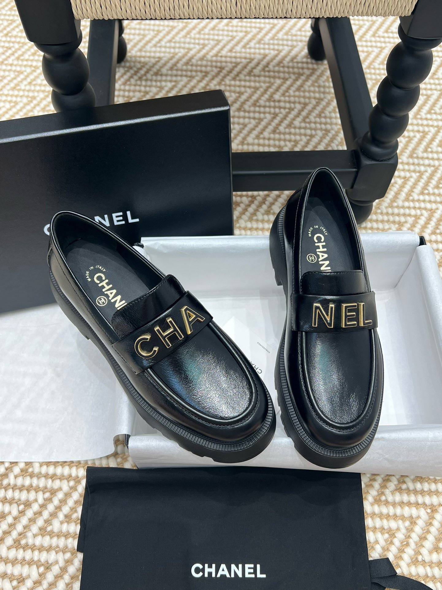 NO:164416,Chanel Chanel new letter loafers The conspicuous LOGO letter decoration is so good. Loafers that can be worn super easy to wear. Overall light, comfortable and resilient. High-gloss oil wax leather surface. Soft sheepskin inner rubber foam sole size35 36 37 38 39 40, loafers, chanel, chanel, loafers, sheepskin19860909Chanel 香奈儿新款字母乐福鞋 显眼的LOGO字母装饰搭配太好看了 可以暴走的乐福鞋 超级好穿 整体轻盈舒适回弹性好 高光油蜡皮面 软乎乎的羊皮内里 橡胶发泡鞋底 size35 36 37 38 39 40,乐福鞋,chanel,chanel,loafers,sheepskin,Women's Shoes