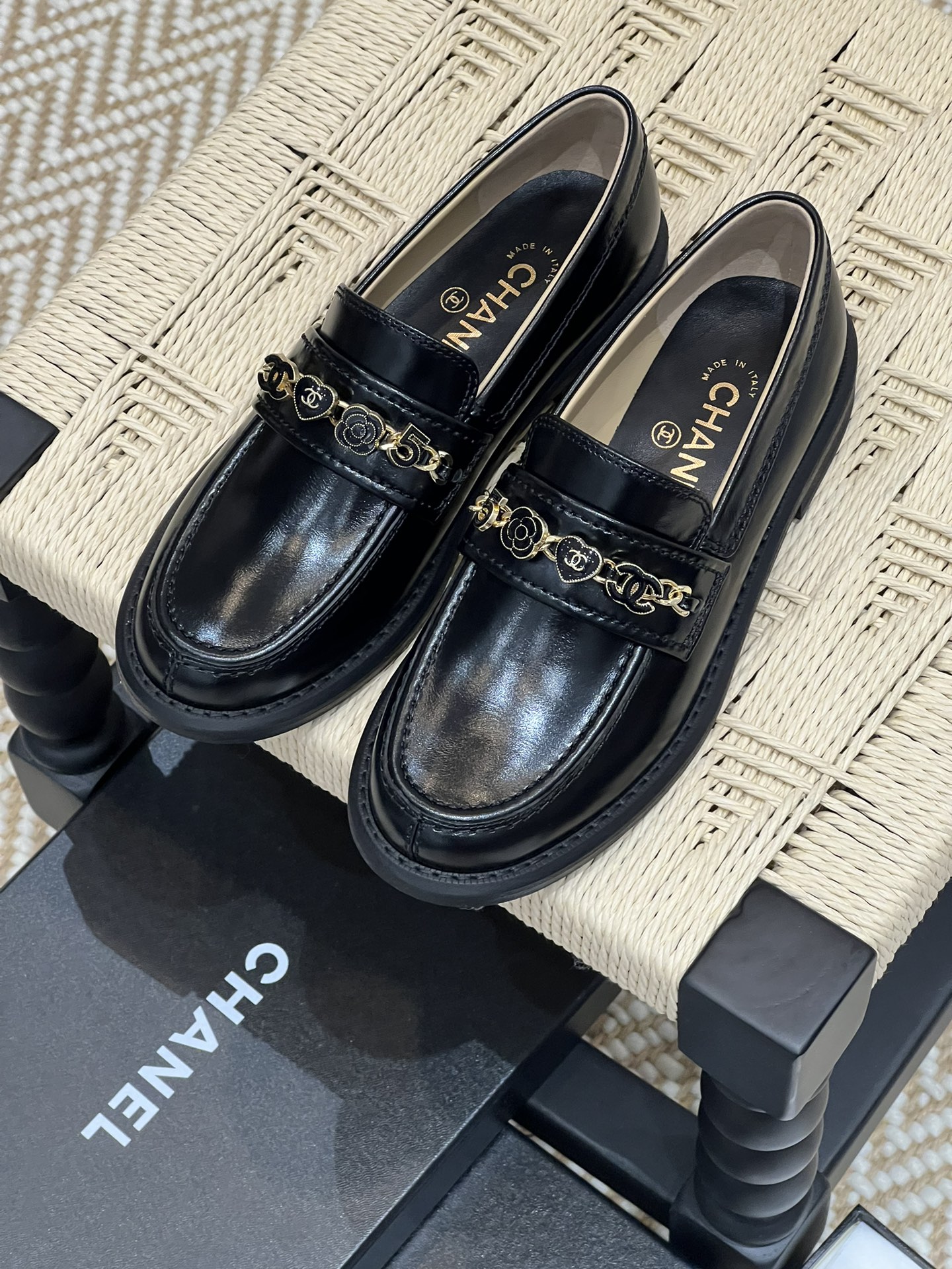 NO:164420,s New Camellia Badge Loafers From the Handicraft Series Exquisite Camellia Badge Chain Decoration Embellishment Highlights Elegant temperament Customized upper oil wax calfskin sheepskin inner genuine leather outsole size35 36 37 38 39 (40 customization), loafers, loafers, cowhide, sheepskin, Leather soles19860909s 新款山茶花徽章乐福鞋 来自手工坊系列 精致的山茶花徽章链条装饰 点缀 凸显优雅气质 鞋面定制油蜡小牛皮 羊皮内里 真皮大底 size35 36 37 38 39（40定制）,乐福鞋,loafers,cowhide,sheepskin,Leather soles,Women's Shoes