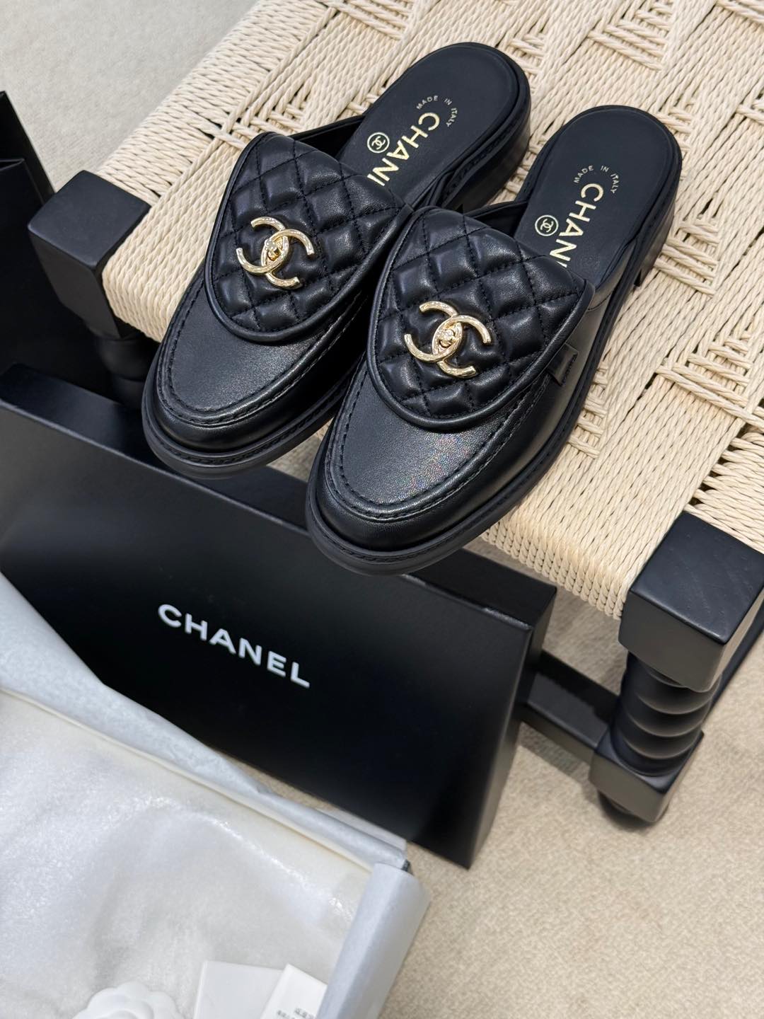 NO:410254,Chanel's new schoolbag lock Muller mopped exquisite Birkenstock shoes. Classic and timeless ~ Flip-style schoolbag lock design style ~ slim and versatile ~ Loafers that are not worn!  Very comfortable feet!  Highlighting elegance. Loafers, chanels, loafers19860909Chanel 新款书包锁扣穆勒拖 精致的勃肯鞋 经典永不过时～翻盖式书包锁扣设计风格～显瘦百搭～穿不腻的一脚蹬乐福鞋！脚感非常舒适！凸显优雅的爆品.    .,乐福鞋,chanel,loafers,Women's Shoes