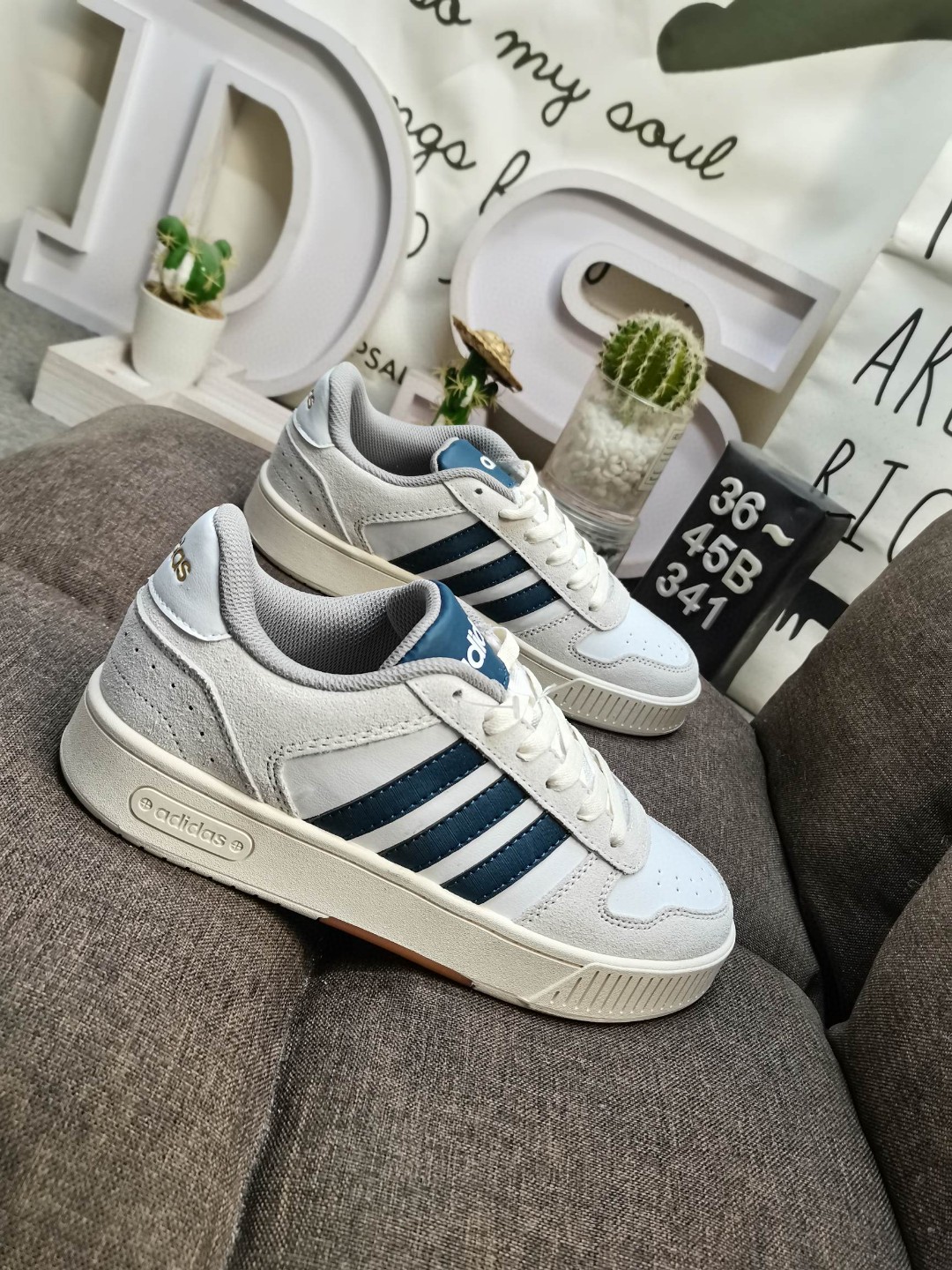 🈴💰105 男女鞋36-45码（带半码） 阿迪达斯Adidas D-PAD CLASSIC 全新系列潮流百搭休闲板鞋 以电子游戏中的十字方向键（D-Pad）为主题名称，表达了链接虚拟世界和现实世界的跨越思维。 在游戏中，我们用十字键操控游戏角色，而在现实生活中，我们也可以穿上这个 D-Pad 系列，为自己的人生添砖加瓦。 这款 D-Pad Game On 配色以游戏开场为灵感来源，象征着正式迈入虚拟世界的第一步。 DS-341D