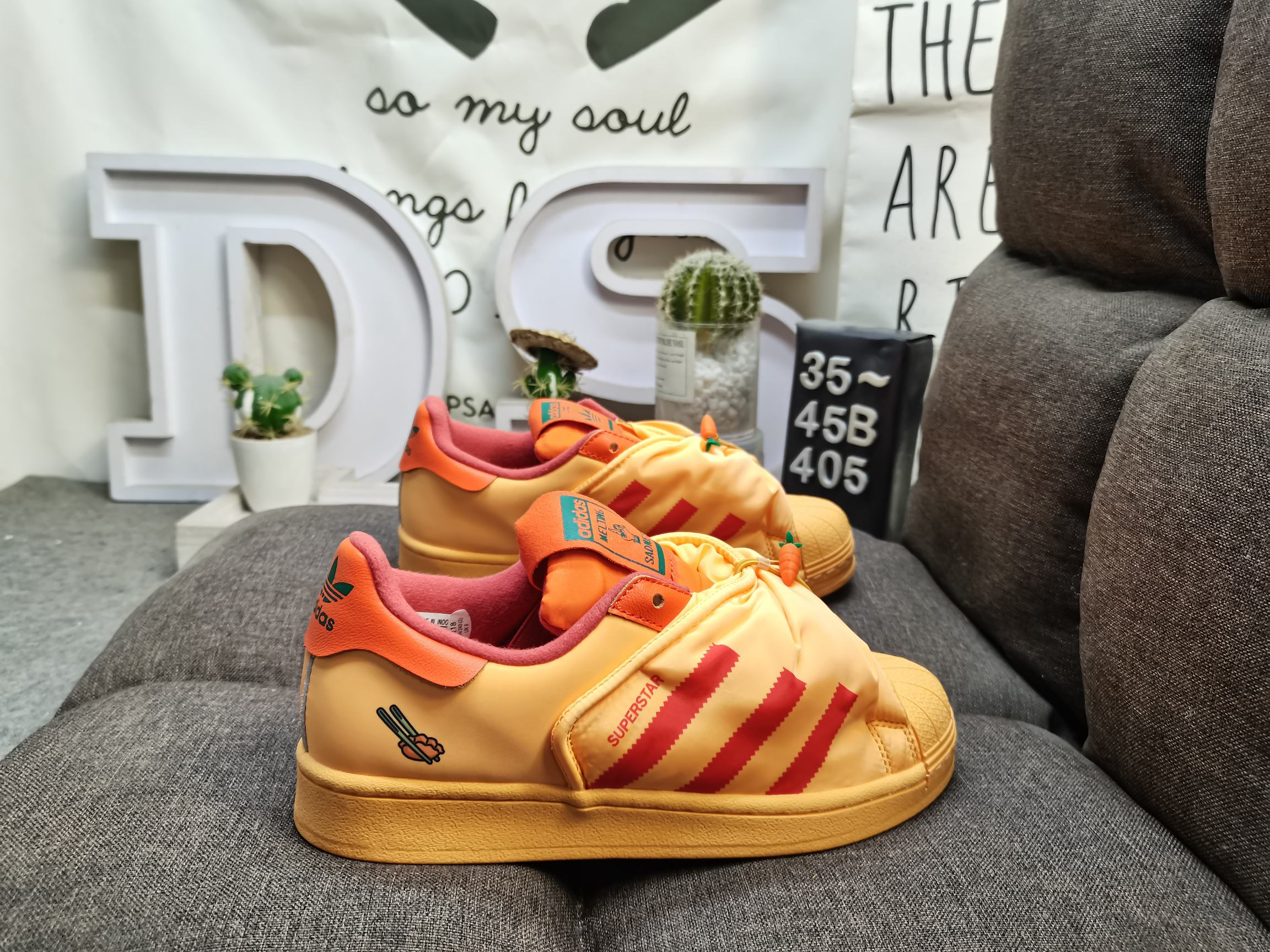 ID9475 男女鞋35-45码(带半码) 公司级真标半码melting sadness x adidas originals Superstar 4t 名款 耐磨透气 低帮 板鞋鞋身运用简洁的色彩进行搭配,上脚颜值高.舒适鞋面,具有很好的延展性.鞋跟耐磨性强,不易打滑.adidas Superstar,比例优雅,风格时尚.此番,adidas携手街头品牌Melting Sadness,打造兔年主题Superstar经典鞋,诚挚庆祝新年来到.由中国艺术家张权倾力打造,灵感源自庙会文化特色. 采用无系带设计与加衬设计,受到饺子这一中国传统美食的启发. 含弹力带,方便调节,舒适贴合,鞋跟饰有主题图案,堪称点睛之笔. DS-405D
