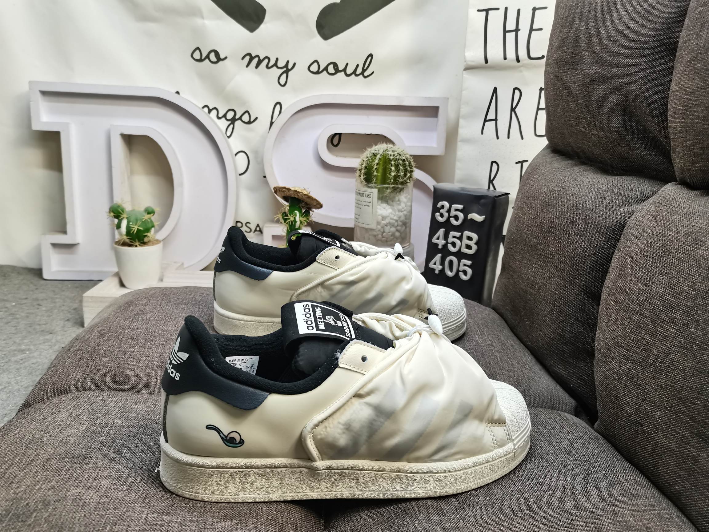 ID9474 男女鞋35-45码(带半码) 公司级真标半码melting sadness x adidas originals Superstar 4t 名款 耐磨透气 低帮 板鞋鞋身运用简洁的色彩进行搭配,上脚颜值高.舒适鞋面,具有很好的延展性.鞋跟耐磨性强,不易打滑.adidas Superstar,比例优雅,风格时尚.此番,adidas携手街头品牌Melting Sadness,打造兔年主题Superstar经典鞋,诚挚庆祝新年来到.由中国艺术家张权倾力打造,灵感源自庙会文化特色. 采用无系带设计与加衬设计,受到饺子这一中国传统美食的启发. 含弹力带,方便调节,舒适贴合,鞋跟饰有主题图案,堪称点睛之笔. DS-405D