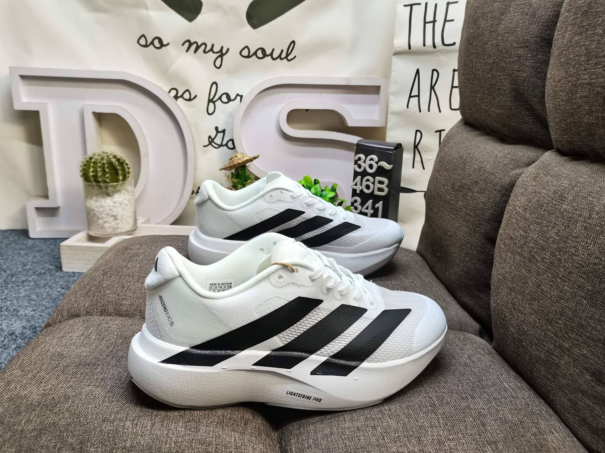 男女鞋36-46码(带半码) 公司级✅Adidas ADIZEROEvoid SL M 轻盈跑鞋 adidas跑鞋设计总是呈现出一种经典低调的感觉,但Ultra Boost与Alphabounce这两个系列的出现,让市场掀起了一阵潮流 这款adidas Duramo 虽然不及前面那两款鞋子那么耀眼,但其主打的cloudfoam科技还是非常让人期待的.Cloudfoam是adidas家的另一种减震科技,减震性能不错,能够给脚底提供舒适的缓震感受 DS-341D