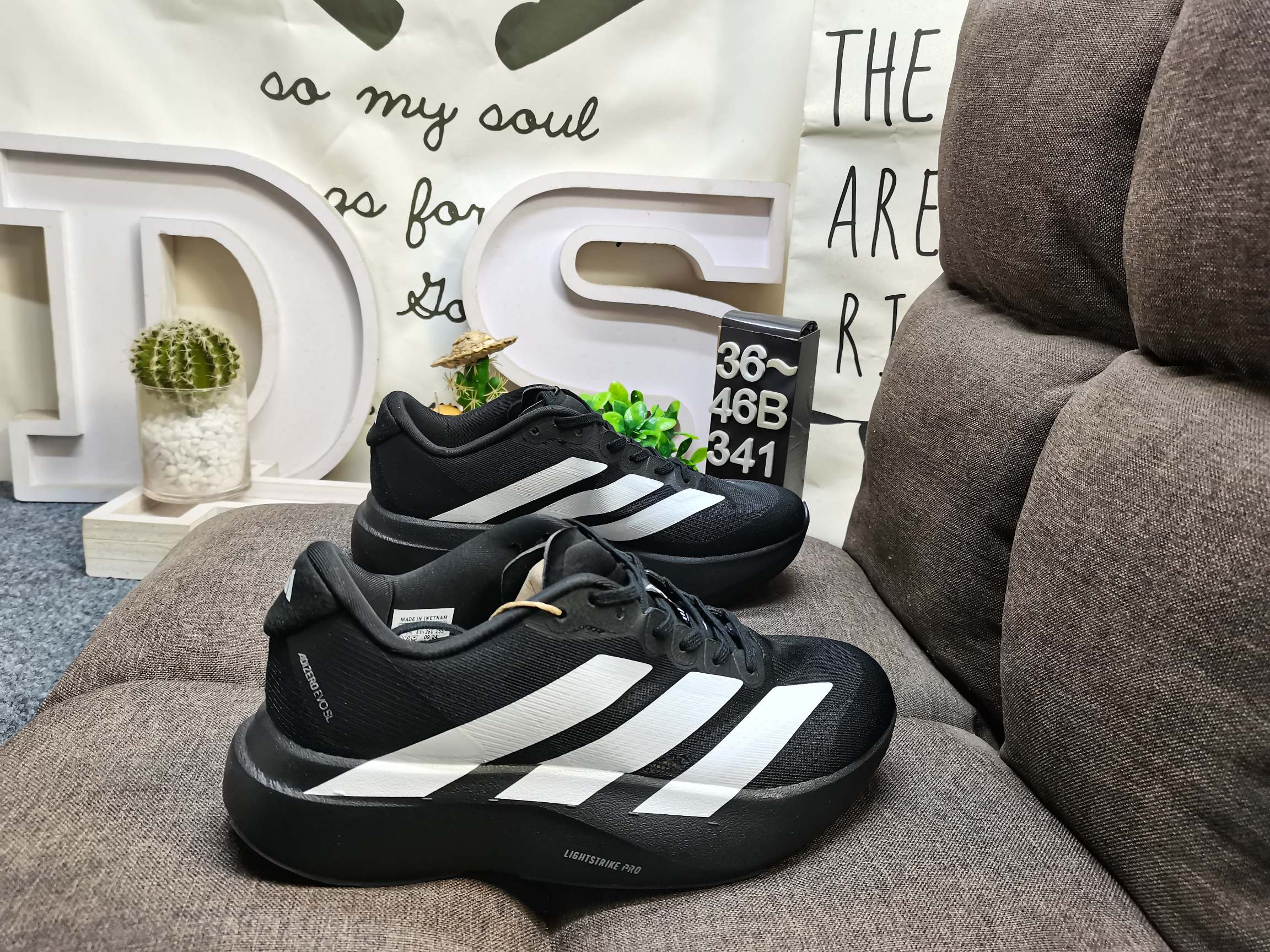 男女鞋36-46码(带半码) 公司级✅Adidas ADIZEROEvoid SL M 轻盈跑鞋 adidas跑鞋设计总是呈现出一种经典低调的感觉,但Ultra Boost与Alphabounce这两个系列的出现,让市场掀起了一阵潮流 这款adidas Duramo 虽然不及前面那两款鞋子那么耀眼,但其主打的cloudfoam科技还是非常让人期待的.Cloudfoam是adidas家的另一种减震科技,减震性能不错,能够给脚底提供舒适的缓震感受 DS-341D