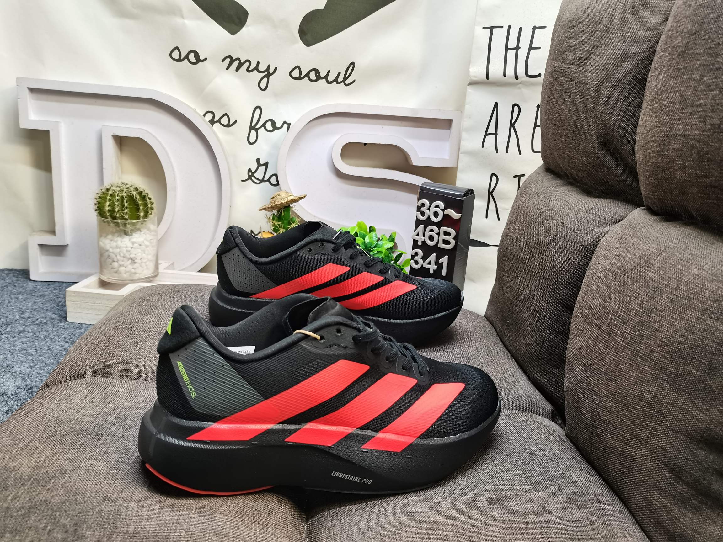男女鞋36-46码(带半码) 公司级✅Adidas ADIZEROEvoid SL M 轻盈跑鞋 adidas跑鞋设计总是呈现出一种经典低调的感觉,但Ultra Boost与Alphabounce这两个系列的出现,让市场掀起了一阵潮流 这款adidas Duramo 虽然不及前面那两款鞋子那么耀眼,但其主打的cloudfoam科技还是非常让人期待的.Cloudfoam是adidas家的另一种减震科技,减震性能不错,能够给脚底提供舒适的缓震感受 DS-341D