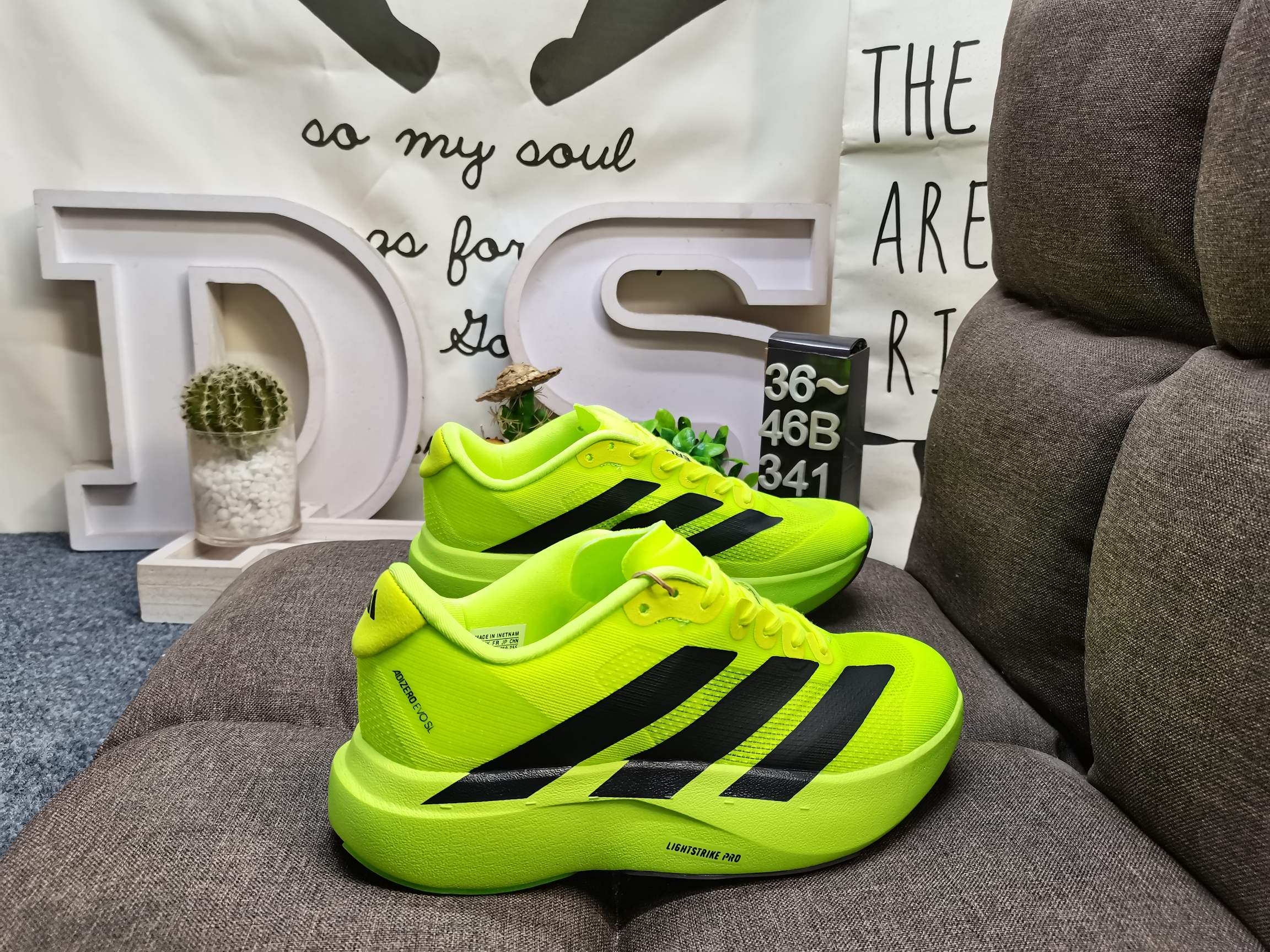 男女鞋36-46码(带半码) 公司级✅Adidas ADIZEROEvoid SL M 轻盈跑鞋 adidas跑鞋设计总是呈现出一种经典低调的感觉,但Ultra Boost与Alphabounce这两个系列的出现,让市场掀起了一阵潮流 这款adidas Duramo 虽然不及前面那两款鞋子那么耀眼,但其主打的cloudfoam科技还是非常让人期待的.Cloudfoam是adidas家的另一种减震科技,减震性能不错,能够给脚底提供舒适的缓震感受 DS-341D