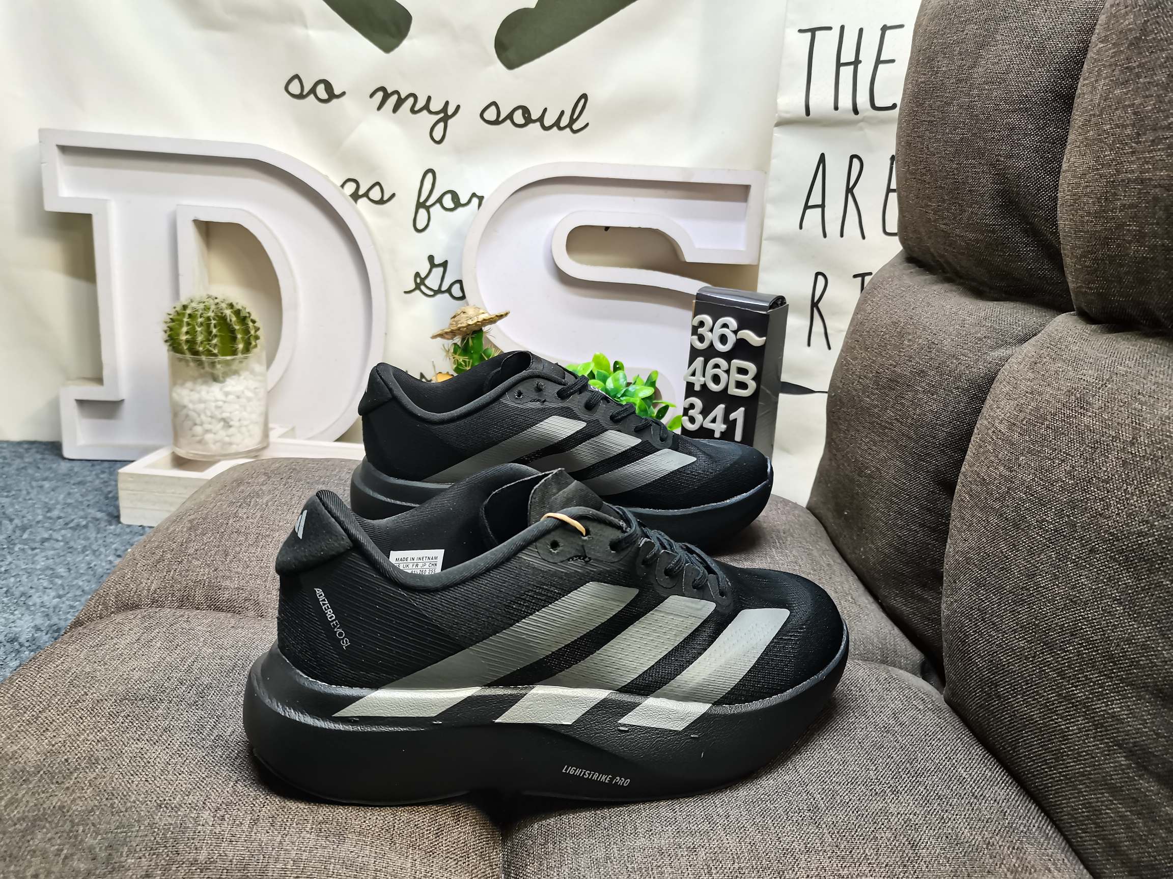 男女鞋36-46码(带半码) 公司级✅Adidas ADIZEROEvoid SL M 轻盈跑鞋 adidas跑鞋设计总是呈现出一种经典低调的感觉,但Ultra Boost与Alphabounce这两个系列的出现,让市场掀起了一阵潮流 这款adidas Duramo 虽然不及前面那两款鞋子那么耀眼,但其主打的cloudfoam科技还是非常让人期待的.Cloudfoam是adidas家的另一种减震科技,减震性能不错,能够给脚底提供舒适的缓震感受 DS-341D