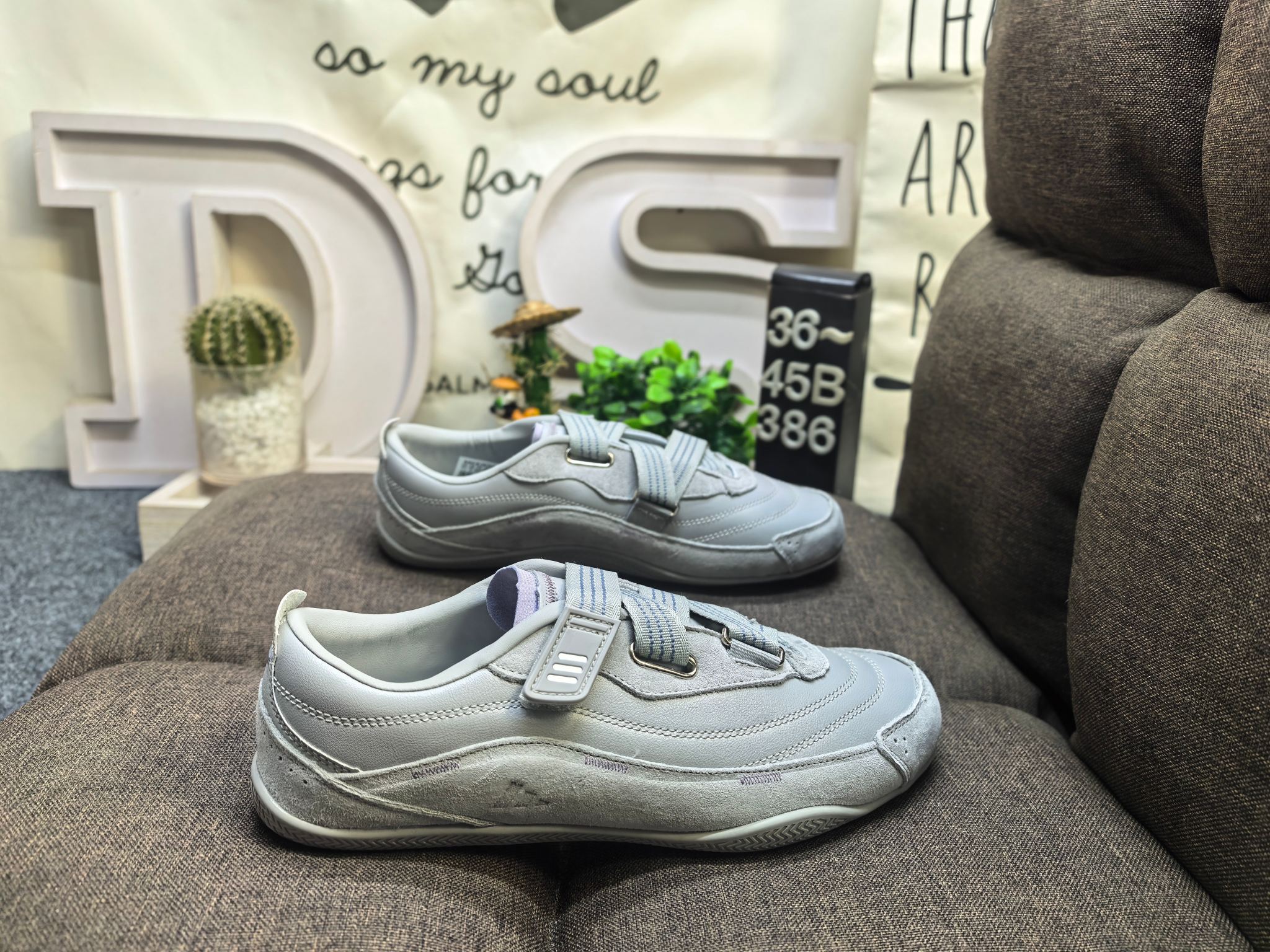 💰120
男女鞋36-45码(带半码)
Adidas URBAN REVERIE JQ9391 复古单品
冠军经典德训鞋型,运用简洁的色彩搭配,简约休闲。以80年代经典复古鞋形体为篮本,整体造型干练又释放出百搭的复古格调,大底花纹CHAMPION文化中的常春藤为灵感,能清楚的看到叶子的形状以及藤曼的环绕,体现了品牌深厚的历史文化底蕴。麂皮、皮革面料的拼接赋予鞋款丰富的视觉层次,鞋侧身大LOGO采用电绣包边工艺,鞋舌结合时下流行的足球袋盖元素搭配CHAMPION草写字体,同时可拆卸
「FOS机能薄底鞋」
三条纹绑带设计,机能&芭蕾美学对撞
🩰质感加分,麂皮反毛,时髦实穿
🩰清冷感配色,以低饱和适配夏日多场景
雾感粉
DS-386D