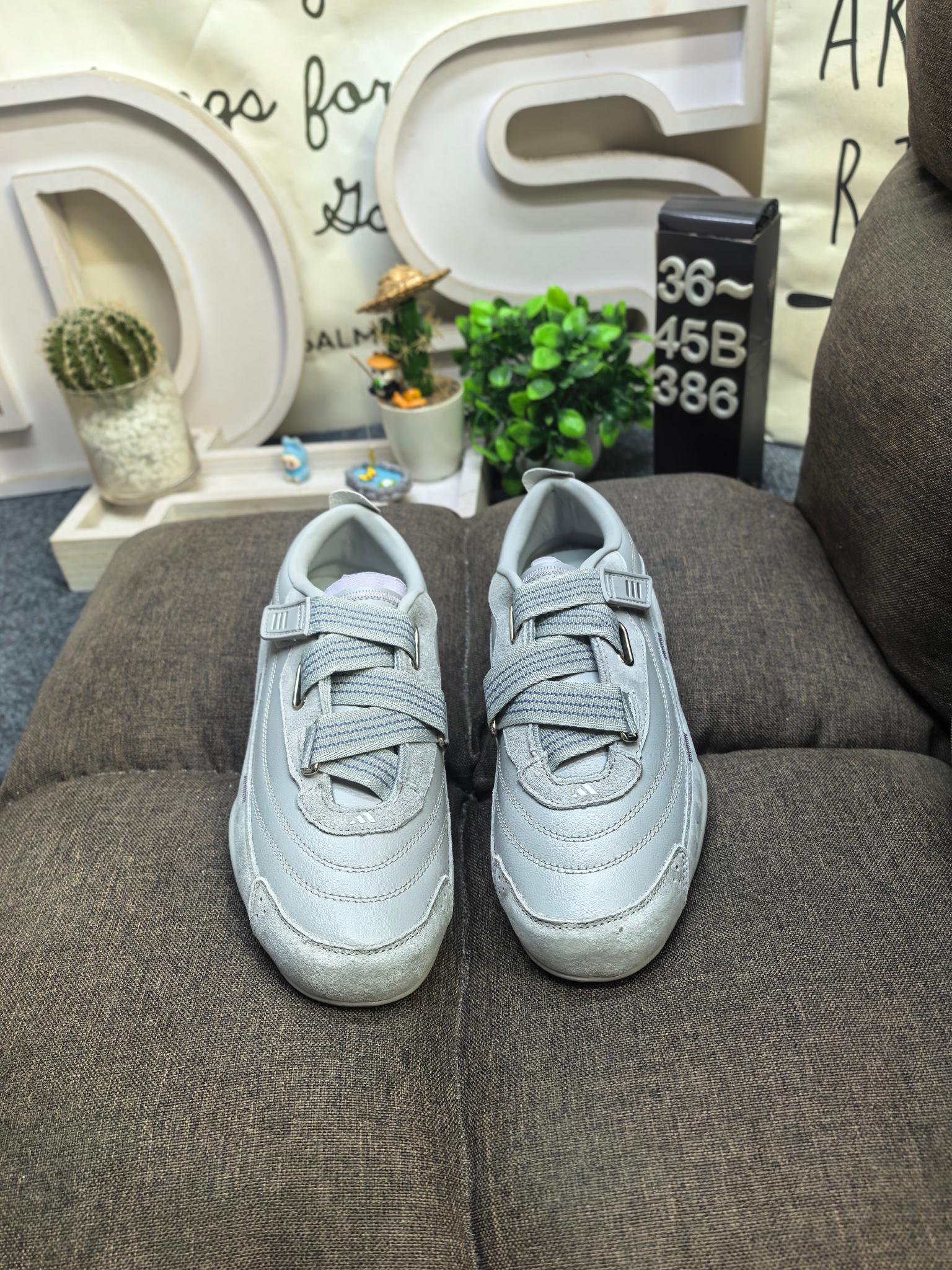 💰120
男女鞋36-45码(带半码)
Adidas URBAN REVERIE JQ9391 复古单品
冠军经典德训鞋型,运用简洁的色彩搭配,简约休闲。以80年代经典复古鞋形体为篮本,整体造型干练又释放出百搭的复古格调,大底花纹CHAMPION文化中的常春藤为灵感,能清楚的看到叶子的形状以及藤曼的环绕,体现了品牌深厚的历史文化底蕴。麂皮、皮革面料的拼接赋予鞋款丰富的视觉层次,鞋侧身大LOGO采用电绣包边工艺,鞋舌结合时下流行的足球袋盖元素搭配CHAMPION草写字体,同时可拆卸
「FOS机能薄底鞋」
三条纹绑带设计,机能&芭蕾美学对撞
🩰质感加分,麂皮反毛,时髦实穿
🩰清冷感配色,以低饱和适配夏日多场景
雾感粉
DS-386D