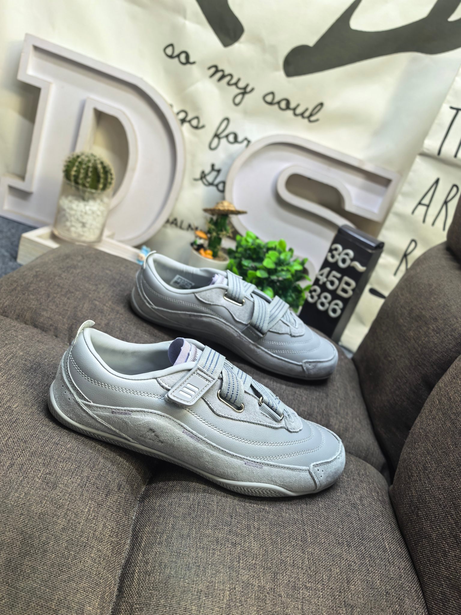 💰120
男女鞋36-45码(带半码)
Adidas URBAN REVERIE JQ9391 复古单品
冠军经典德训鞋型,运用简洁的色彩搭配,简约休闲。以80年代经典复古鞋形体为篮本,整体造型干练又释放出百搭的复古格调,大底花纹CHAMPION文化中的常春藤为灵感,能清楚的看到叶子的形状以及藤曼的环绕,体现了品牌深厚的历史文化底蕴。麂皮、皮革面料的拼接赋予鞋款丰富的视觉层次,鞋侧身大LOGO采用电绣包边工艺,鞋舌结合时下流行的足球袋盖元素搭配CHAMPION草写字体,同时可拆卸
「FOS机能薄底鞋」
三条纹绑带设计,机能&芭蕾美学对撞
🩰质感加分,麂皮反毛,时髦实穿
🩰清冷感配色,以低饱和适配夏日多场景
雾感粉
DS-386D