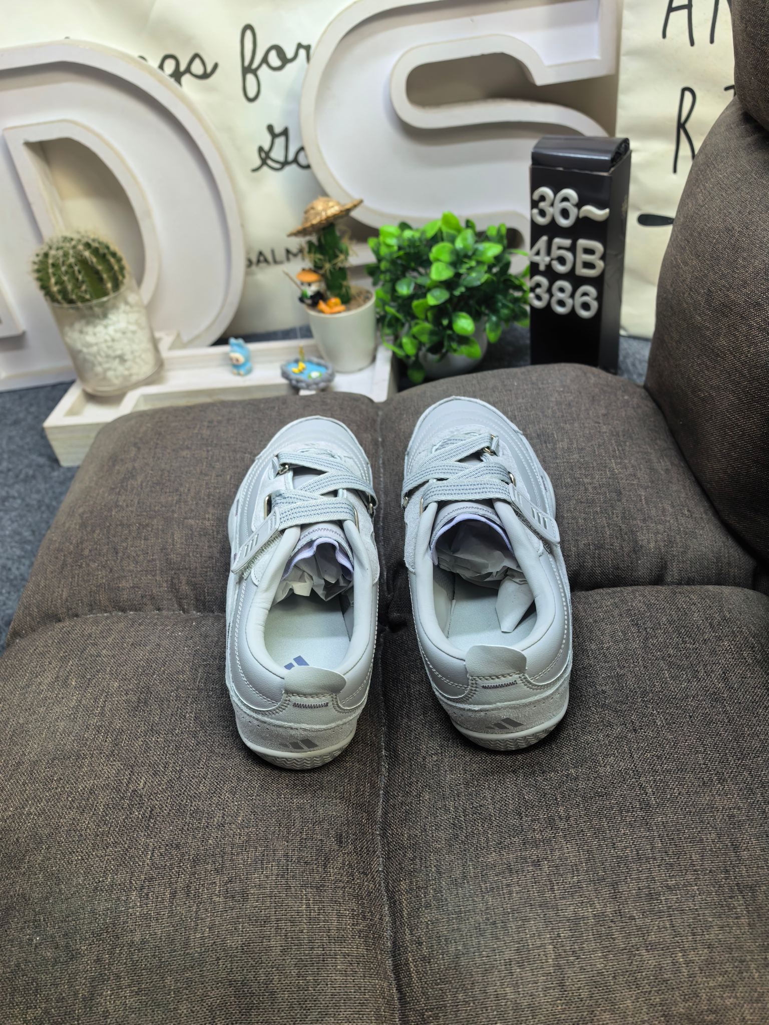 💰120
男女鞋36-45码(带半码)
Adidas URBAN REVERIE JQ9391 复古单品
冠军经典德训鞋型,运用简洁的色彩搭配,简约休闲。以80年代经典复古鞋形体为篮本,整体造型干练又释放出百搭的复古格调,大底花纹CHAMPION文化中的常春藤为灵感,能清楚的看到叶子的形状以及藤曼的环绕,体现了品牌深厚的历史文化底蕴。麂皮、皮革面料的拼接赋予鞋款丰富的视觉层次,鞋侧身大LOGO采用电绣包边工艺,鞋舌结合时下流行的足球袋盖元素搭配CHAMPION草写字体,同时可拆卸
「FOS机能薄底鞋」
三条纹绑带设计,机能&芭蕾美学对撞
🩰质感加分,麂皮反毛,时髦实穿
🩰清冷感配色,以低饱和适配夏日多场景
雾感粉
DS-386D