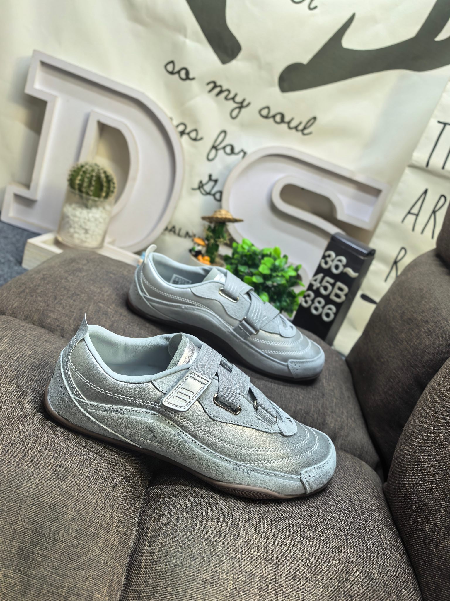 💰120
男女鞋36-45码(带半码)
Adidas URBAN REVERIE JQ9392 复古单品
冠军经典德训鞋型,运用简洁的色彩搭配,简约休闲。以80年代经典复古鞋形体为篮本,整体造型干练又释放出百搭的复古格调,大底花纹CHAMPION文化中的常春藤为灵感,能清楚的看到叶子的形状以及藤曼的环绕,体现了品牌深厚的历史文化底蕴。麂皮、皮革面料的拼接赋予鞋款丰富的视觉层次,鞋侧身大LOGO采用电绣包边工艺,鞋舌结合时下流行的足球袋盖元素搭配CHAMPION草写字体,同时可拆卸
「FOS机能薄底鞋」
三条纹绑带设计,机能&芭蕾美学对撞
🩰质感加分,麂皮反毛,时髦实穿
🩰清冷感配色,以低饱和适配夏日多场景
雾感粉
DS-386D