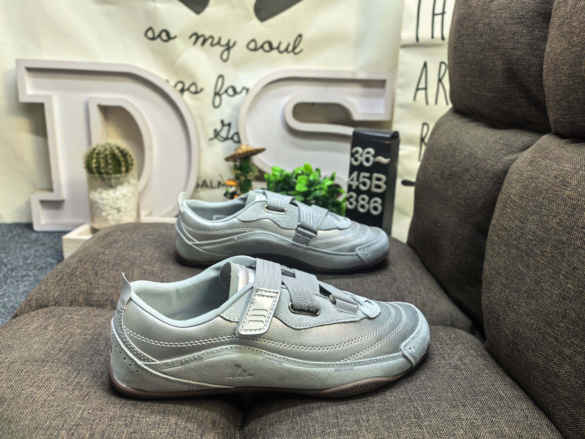 💰120
男女鞋36-45码(带半码)
Adidas URBAN REVERIE JQ9392 复古单品
冠军经典德训鞋型,运用简洁的色彩搭配,简约休闲。以80年代经典复古鞋形体为篮本,整体造型干练又释放出百搭的复古格调,大底花纹CHAMPION文化中的常春藤为灵感,能清楚的看到叶子的形状以及藤曼的环绕,体现了品牌深厚的历史文化底蕴。麂皮、皮革面料的拼接赋予鞋款丰富的视觉层次,鞋侧身大LOGO采用电绣包边工艺,鞋舌结合时下流行的足球袋盖元素搭配CHAMPION草写字体,同时可拆卸
「FOS机能薄底鞋」
三条纹绑带设计,机能&芭蕾美学对撞
🩰质感加分,麂皮反毛,时髦实穿
🩰清冷感配色,以低饱和适配夏日多场景
雾感粉
DS-386D