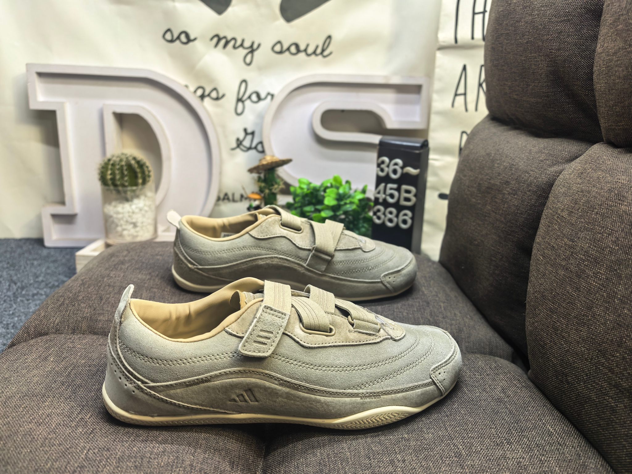 💰120
男女鞋36-45码(带半码)
Adidas URBAN REVERIE 复古单品
冠军经典德训鞋型,运用简洁的色彩搭配,简约休闲。以80年代经典复古鞋形体为篮本,整体造型干练又释放出百搭的复古格调,大底花纹CHAMPION文化中的常春藤为灵感,能清楚的看到叶子的形状以及藤曼的环绕,体现了品牌深厚的历史文化底蕴。麂皮、皮革面料的拼接赋予鞋款丰富的视觉层次,鞋侧身大LOGO采用电绣包边工艺,鞋舌结合时下流行的足球袋盖元素搭配CHAMPION草写字体,同时可拆卸
「FOS机能薄底鞋」
三条纹绑带设计,机能&芭蕾美学对撞
🩰质感加分,麂皮反毛,时髦实穿
🩰清冷感配色,以低饱和适配夏日多场景
雾感粉
DS-386D