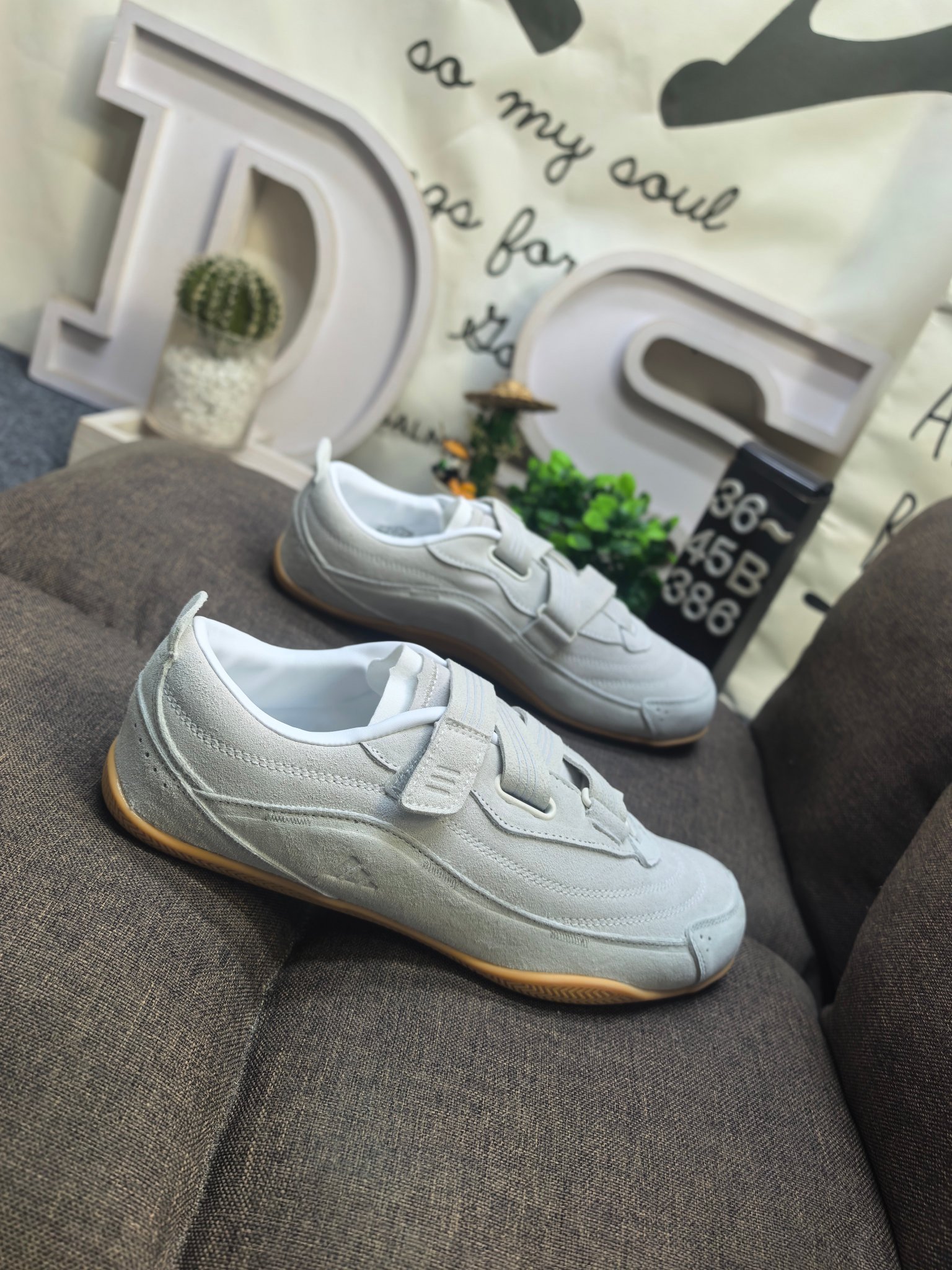 💰120
男女鞋36-45码(带半码)
Adidas URBAN REVERIE 复古单品
冠军经典德训鞋型,运用简洁的色彩搭配,简约休闲。以80年代经典复古鞋形体为篮本,整体造型干练又释放出百搭的复古格调,大底花纹CHAMPION文化中的常春藤为灵感,能清楚的看到叶子的形状以及藤曼的环绕,体现了品牌深厚的历史文化底蕴。麂皮、皮革面料的拼接赋予鞋款丰富的视觉层次,鞋侧身大LOGO采用电绣包边工艺,鞋舌结合时下流行的足球袋盖元素搭配CHAMPION草写字体,同时可拆卸
「FOS机能薄底鞋」
三条纹绑带设计,机能&芭蕾美学对撞
🩰质感加分,麂皮反毛,时髦实穿
🩰清冷感配色,以低饱和适配夏日多场景
雾感粉
DS-386D