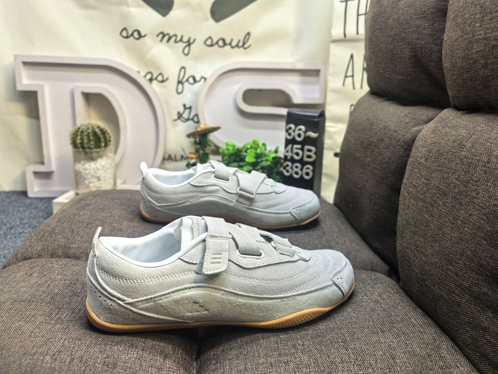 💰120
男女鞋36-45码(带半码)
Adidas URBAN REVERIE 复古单品
冠军经典德训鞋型,运用简洁的色彩搭配,简约休闲。以80年代经典复古鞋形体为篮本,整体造型干练又释放出百搭的复古格调,大底花纹CHAMPION文化中的常春藤为灵感,能清楚的看到叶子的形状以及藤曼的环绕,体现了品牌深厚的历史文化底蕴。麂皮、皮革面料的拼接赋予鞋款丰富的视觉层次,鞋侧身大LOGO采用电绣包边工艺,鞋舌结合时下流行的足球袋盖元素搭配CHAMPION草写字体,同时可拆卸
「FOS机能薄底鞋」
三条纹绑带设计,机能&芭蕾美学对撞
🩰质感加分,麂皮反毛,时髦实穿
🩰清冷感配色,以低饱和适配夏日多场景
雾感粉
DS-386D