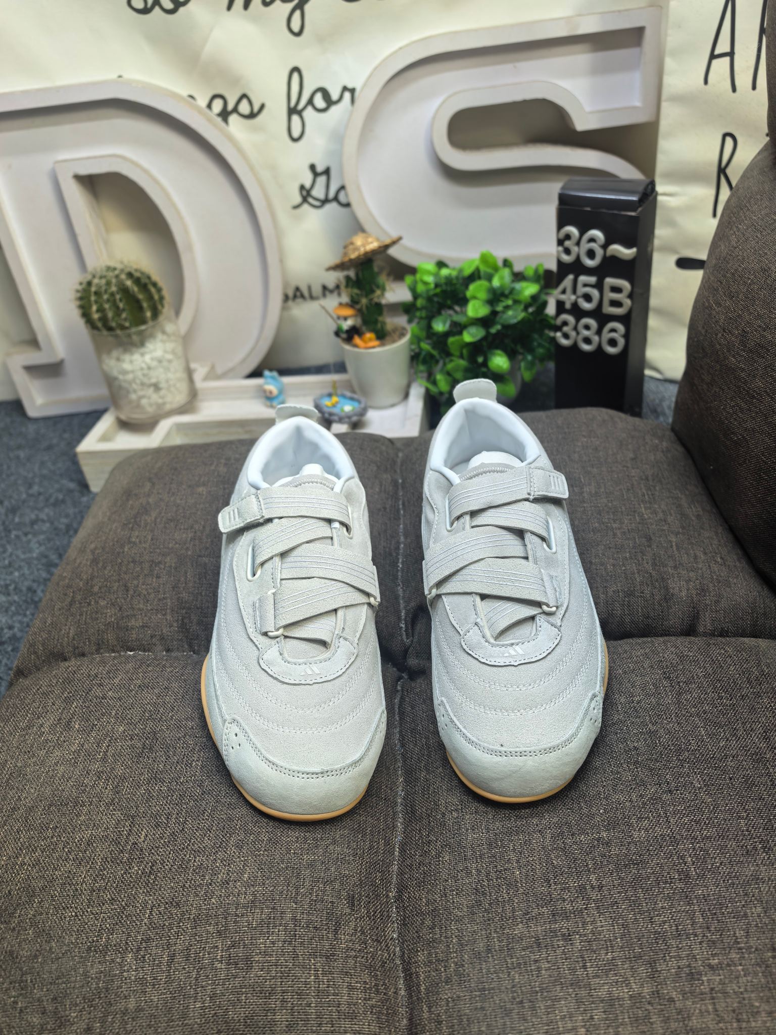 💰120
男女鞋36-45码(带半码)
Adidas URBAN REVERIE 复古单品
冠军经典德训鞋型,运用简洁的色彩搭配,简约休闲。以80年代经典复古鞋形体为篮本,整体造型干练又释放出百搭的复古格调,大底花纹CHAMPION文化中的常春藤为灵感,能清楚的看到叶子的形状以及藤曼的环绕,体现了品牌深厚的历史文化底蕴。麂皮、皮革面料的拼接赋予鞋款丰富的视觉层次,鞋侧身大LOGO采用电绣包边工艺,鞋舌结合时下流行的足球袋盖元素搭配CHAMPION草写字体,同时可拆卸
「FOS机能薄底鞋」
三条纹绑带设计,机能&芭蕾美学对撞
🩰质感加分,麂皮反毛,时髦实穿
🩰清冷感配色,以低饱和适配夏日多场景
雾感粉
DS-386D