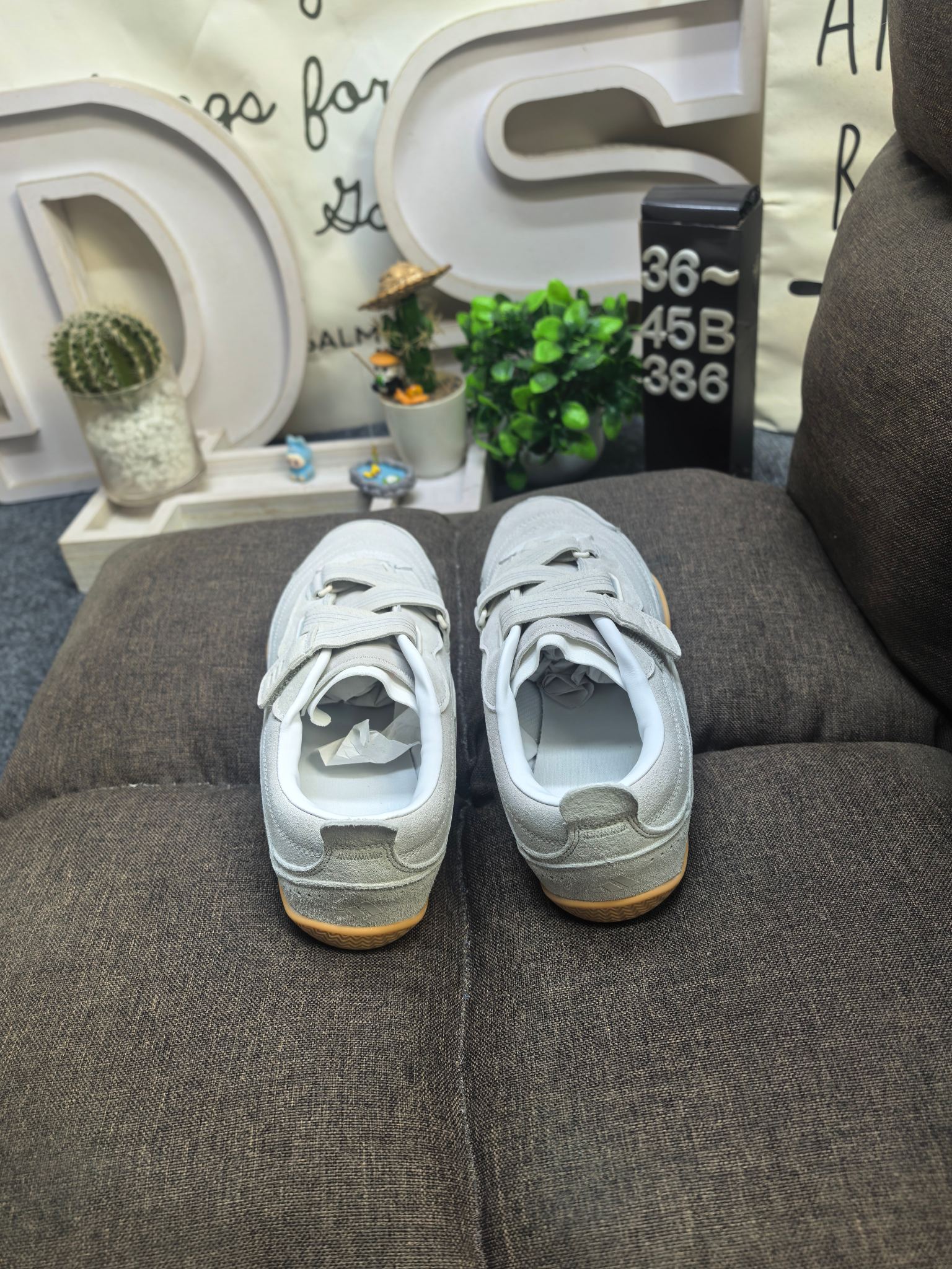 💰120
男女鞋36-45码(带半码)
Adidas URBAN REVERIE 复古单品
冠军经典德训鞋型,运用简洁的色彩搭配,简约休闲。以80年代经典复古鞋形体为篮本,整体造型干练又释放出百搭的复古格调,大底花纹CHAMPION文化中的常春藤为灵感,能清楚的看到叶子的形状以及藤曼的环绕,体现了品牌深厚的历史文化底蕴。麂皮、皮革面料的拼接赋予鞋款丰富的视觉层次,鞋侧身大LOGO采用电绣包边工艺,鞋舌结合时下流行的足球袋盖元素搭配CHAMPION草写字体,同时可拆卸
「FOS机能薄底鞋」
三条纹绑带设计,机能&芭蕾美学对撞
🩰质感加分,麂皮反毛,时髦实穿
🩰清冷感配色,以低饱和适配夏日多场景
雾感粉
DS-386D