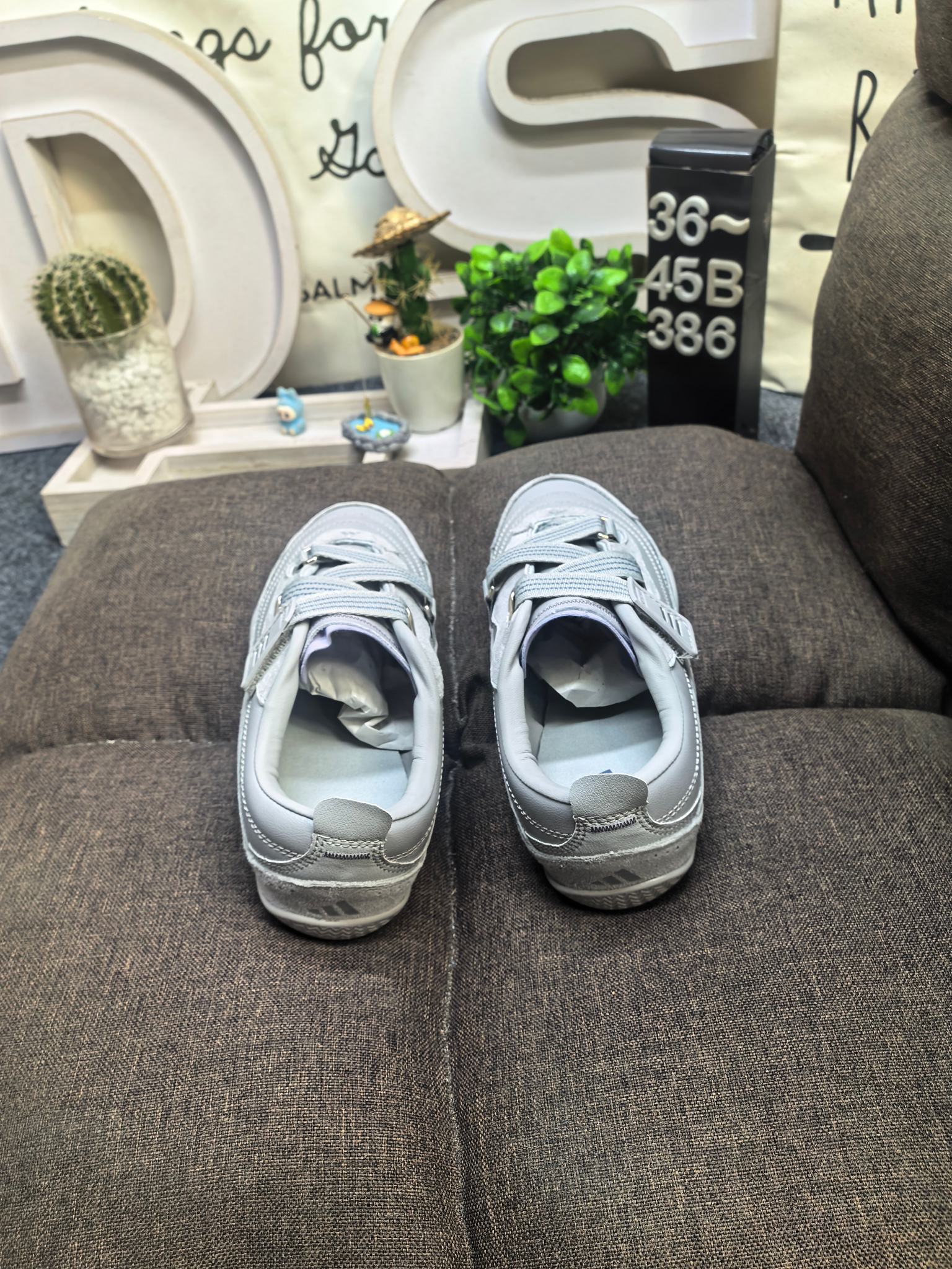 💰120
男女鞋36-45码(带半码)
Adidas URBAN REVERIE 复古单品
冠军经典德训鞋型,运用简洁的色彩搭配,简约休闲。以80年代经典复古鞋形体为篮本,整体造型干练又释放出百搭的复古格调,大底花纹CHAMPION文化中的常春藤为灵感,能清楚的看到叶子的形状以及藤曼的环绕,体现了品牌深厚的历史文化底蕴。麂皮、皮革面料的拼接赋予鞋款丰富的视觉层次,鞋侧身大LOGO采用电绣包边工艺,鞋舌结合时下流行的足球袋盖元素搭配CHAMPION草写字体,同时可拆卸
「FOS机能薄底鞋」
三条纹绑带设计,机能&芭蕾美学对撞
🩰质感加分,麂皮反毛,时髦实穿
🩰清冷感配色,以低饱和适配夏日多场景
雾感粉
DS-386D