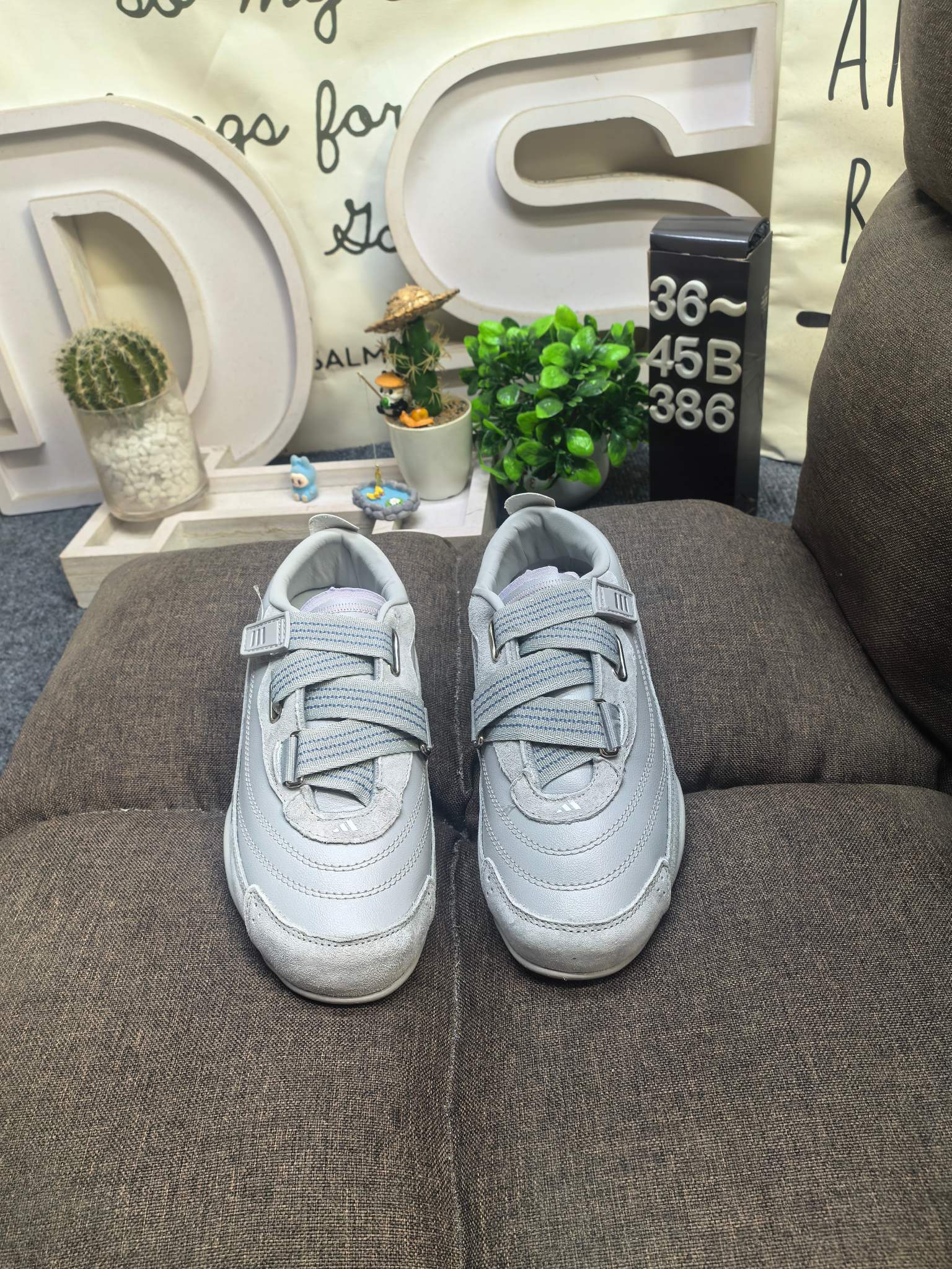 💰120
男女鞋36-45码(带半码)
Adidas URBAN REVERIE 复古单品
冠军经典德训鞋型,运用简洁的色彩搭配,简约休闲。以80年代经典复古鞋形体为篮本,整体造型干练又释放出百搭的复古格调,大底花纹CHAMPION文化中的常春藤为灵感,能清楚的看到叶子的形状以及藤曼的环绕,体现了品牌深厚的历史文化底蕴。麂皮、皮革面料的拼接赋予鞋款丰富的视觉层次,鞋侧身大LOGO采用电绣包边工艺,鞋舌结合时下流行的足球袋盖元素搭配CHAMPION草写字体,同时可拆卸
「FOS机能薄底鞋」
三条纹绑带设计,机能&芭蕾美学对撞
🩰质感加分,麂皮反毛,时髦实穿
🩰清冷感配色,以低饱和适配夏日多场景
雾感粉
DS-386D