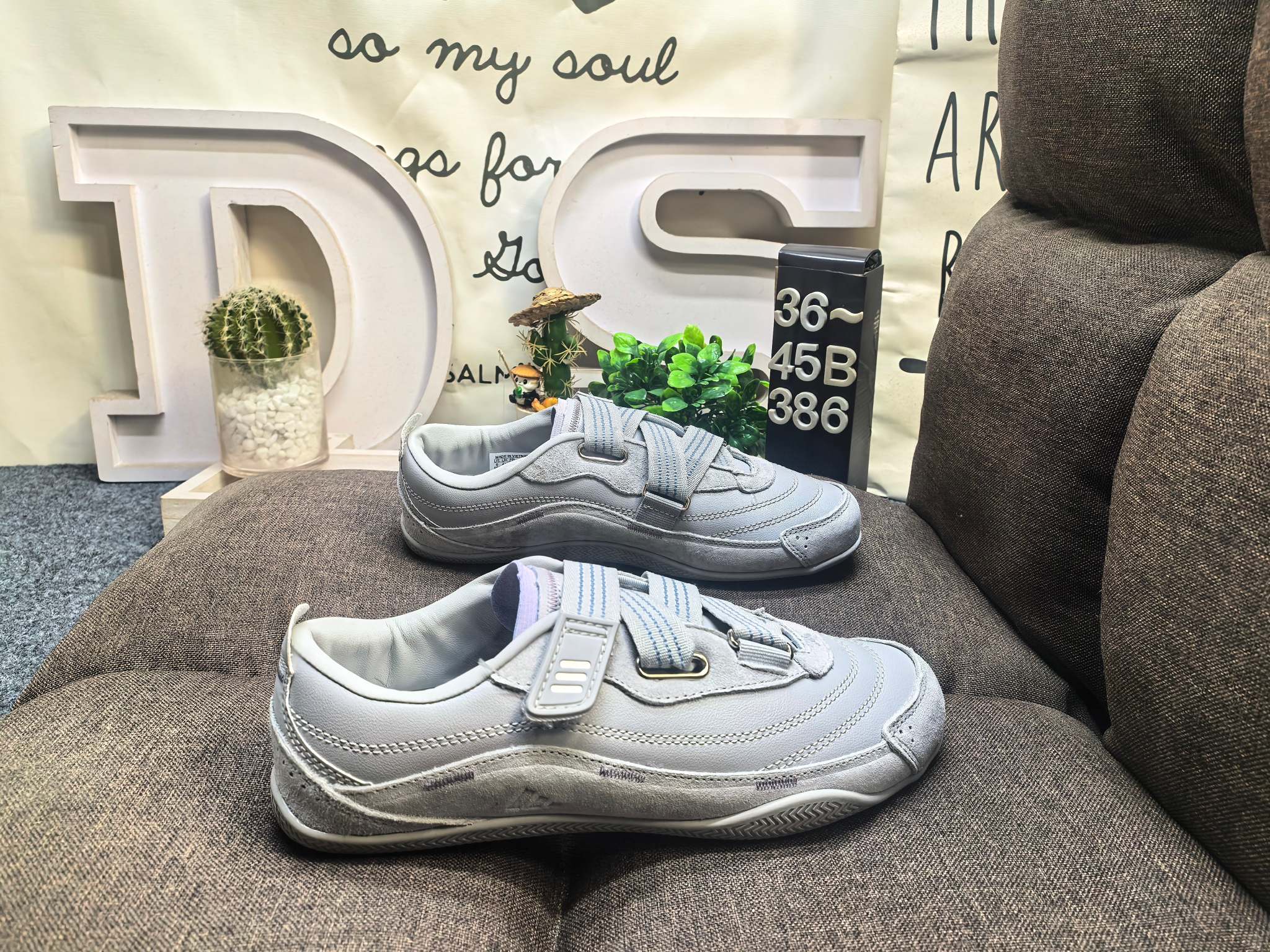 💰120
男女鞋36-45码(带半码)
Adidas URBAN REVERIE 复古单品
冠军经典德训鞋型,运用简洁的色彩搭配,简约休闲。以80年代经典复古鞋形体为篮本,整体造型干练又释放出百搭的复古格调,大底花纹CHAMPION文化中的常春藤为灵感,能清楚的看到叶子的形状以及藤曼的环绕,体现了品牌深厚的历史文化底蕴。麂皮、皮革面料的拼接赋予鞋款丰富的视觉层次,鞋侧身大LOGO采用电绣包边工艺,鞋舌结合时下流行的足球袋盖元素搭配CHAMPION草写字体,同时可拆卸
「FOS机能薄底鞋」
三条纹绑带设计,机能&芭蕾美学对撞
🩰质感加分,麂皮反毛,时髦实穿
🩰清冷感配色,以低饱和适配夏日多场景
雾感粉
DS-386D