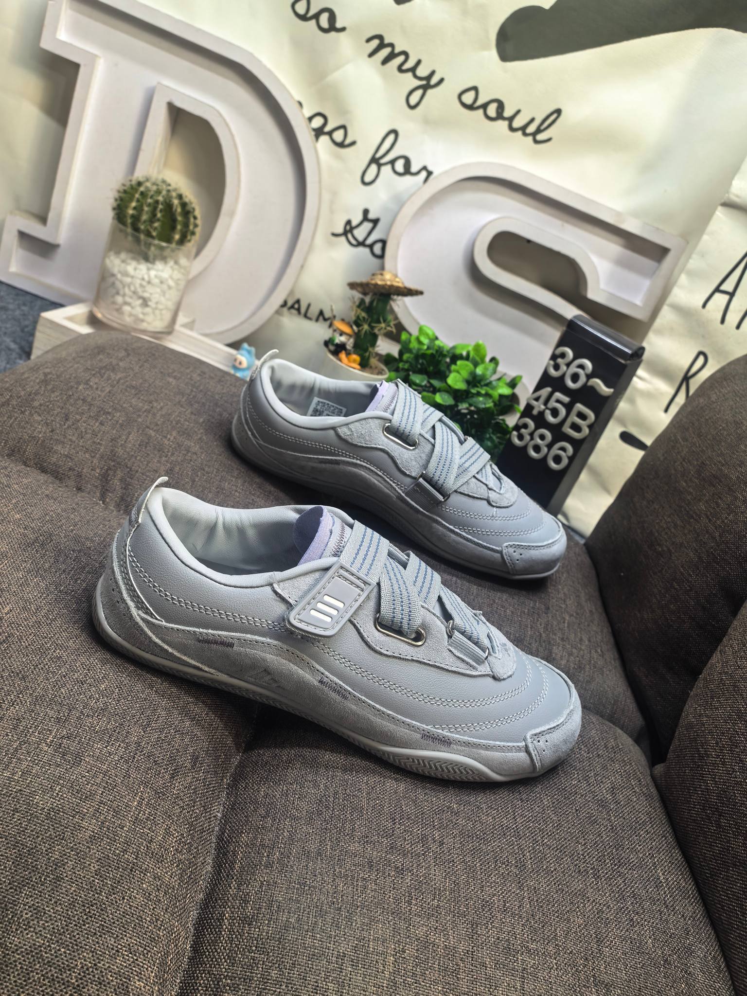 💰120
男女鞋36-45码(带半码)
Adidas URBAN REVERIE 复古单品
冠军经典德训鞋型,运用简洁的色彩搭配,简约休闲。以80年代经典复古鞋形体为篮本,整体造型干练又释放出百搭的复古格调,大底花纹CHAMPION文化中的常春藤为灵感,能清楚的看到叶子的形状以及藤曼的环绕,体现了品牌深厚的历史文化底蕴。麂皮、皮革面料的拼接赋予鞋款丰富的视觉层次,鞋侧身大LOGO采用电绣包边工艺,鞋舌结合时下流行的足球袋盖元素搭配CHAMPION草写字体,同时可拆卸
「FOS机能薄底鞋」
三条纹绑带设计,机能&芭蕾美学对撞
🩰质感加分,麂皮反毛,时髦实穿
🩰清冷感配色,以低饱和适配夏日多场景
雾感粉
DS-386D