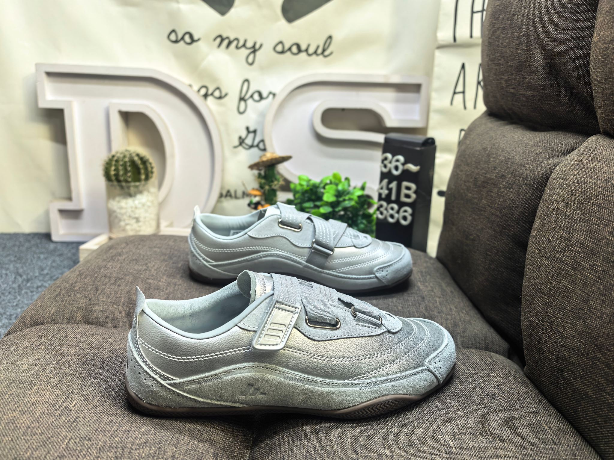 💰120
女鞋36-41码(带半码)
Adidas URBAN REVERIE 复古单品
冠军经典德训鞋型,运用简洁的色彩搭配,简约休闲。以80年代经典复古鞋形体为篮本,整体造型干练又释放出百搭的复古格调,大底花纹CHAMPION文化中的常春藤为灵感,能清楚的看到叶子的形状以及藤曼的环绕,体现了品牌深厚的历史文化底蕴。麂皮、皮革面料的拼接赋予鞋款丰富的视觉层次,鞋侧身大LOGO采用电绣包边工艺,鞋舌结合时下流行的足球袋盖元素搭配CHAMPION草写字体,同时可拆卸
「FOS机能薄底鞋」
三条纹绑带设计,机能&芭蕾美学对撞
🩰质感加分,麂皮反毛,时髦实穿
🩰清冷感配色,以低饱和适配夏日多场景
雾感粉
DS-386D