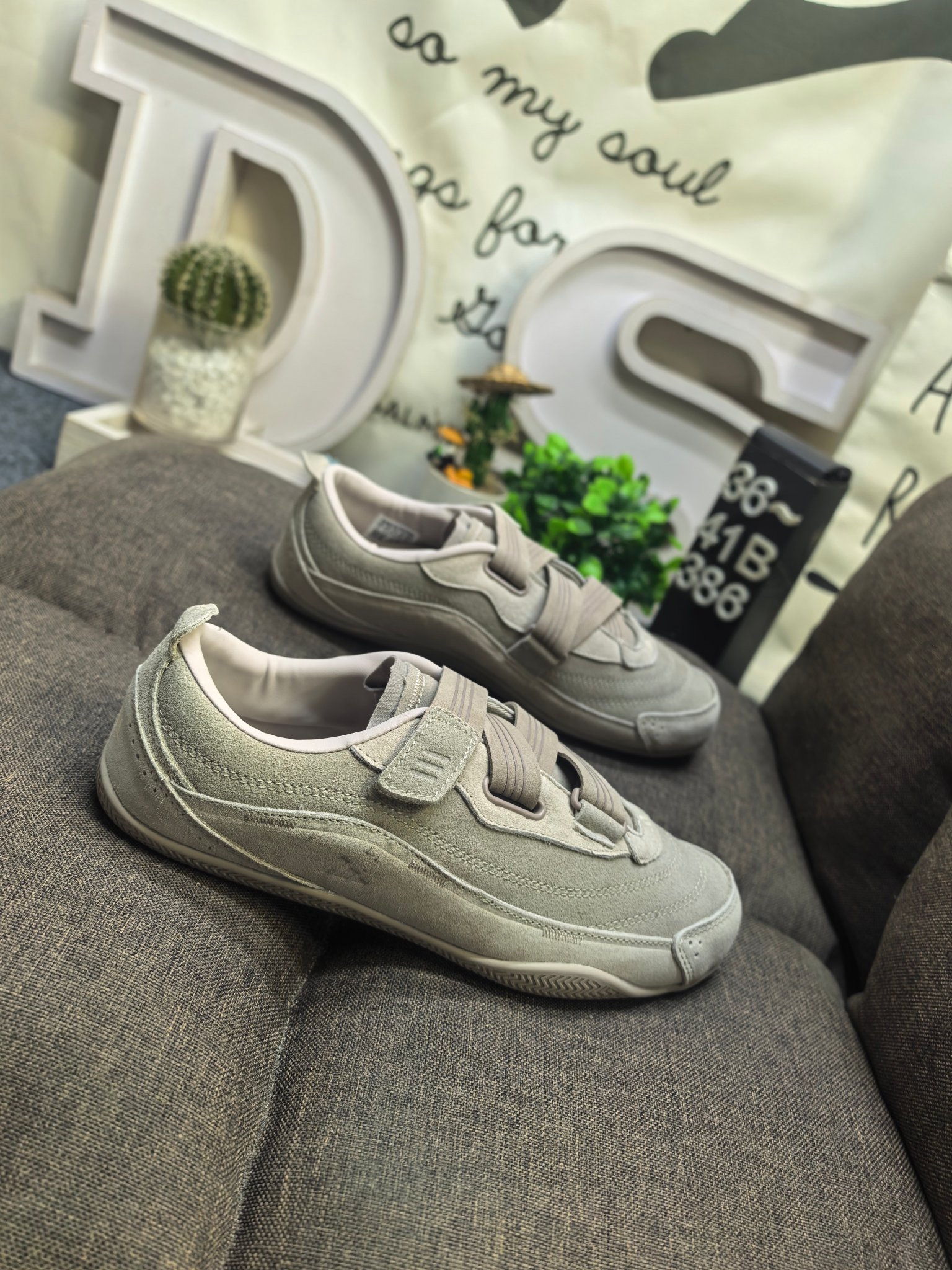 🈴💰120
图1.2.3女鞋36-41码 其他男女鞋36-45码(带半码)
Adidas URBAN REVERIE 复古单品
冠军经典德训鞋型,运用简洁的色彩搭配,简约休闲。以80年代经典复古鞋形体为篮本,整体造型干练又释放出百搭的复古格调,大底花纹CHAMPION文化中的常春藤为灵感,能清楚的看到叶子的形状以及藤曼的环绕,体现了品牌深厚的历史文化底蕴。麂皮、皮革面料的拼接赋予鞋款丰富的视觉层次,鞋侧身大LOGO采用电绣包边工艺,鞋舌结合时下流行的足球袋盖元素搭配CHAMPION草写字体,同时可拆卸
「FOS机能薄底鞋」
三条纹绑带设计,机能&芭蕾美学对撞
🩰质感加分,麂皮反毛,时髦实穿
🩰清冷感配色,以低饱和适配夏日多场景
雾感粉
DS-386D