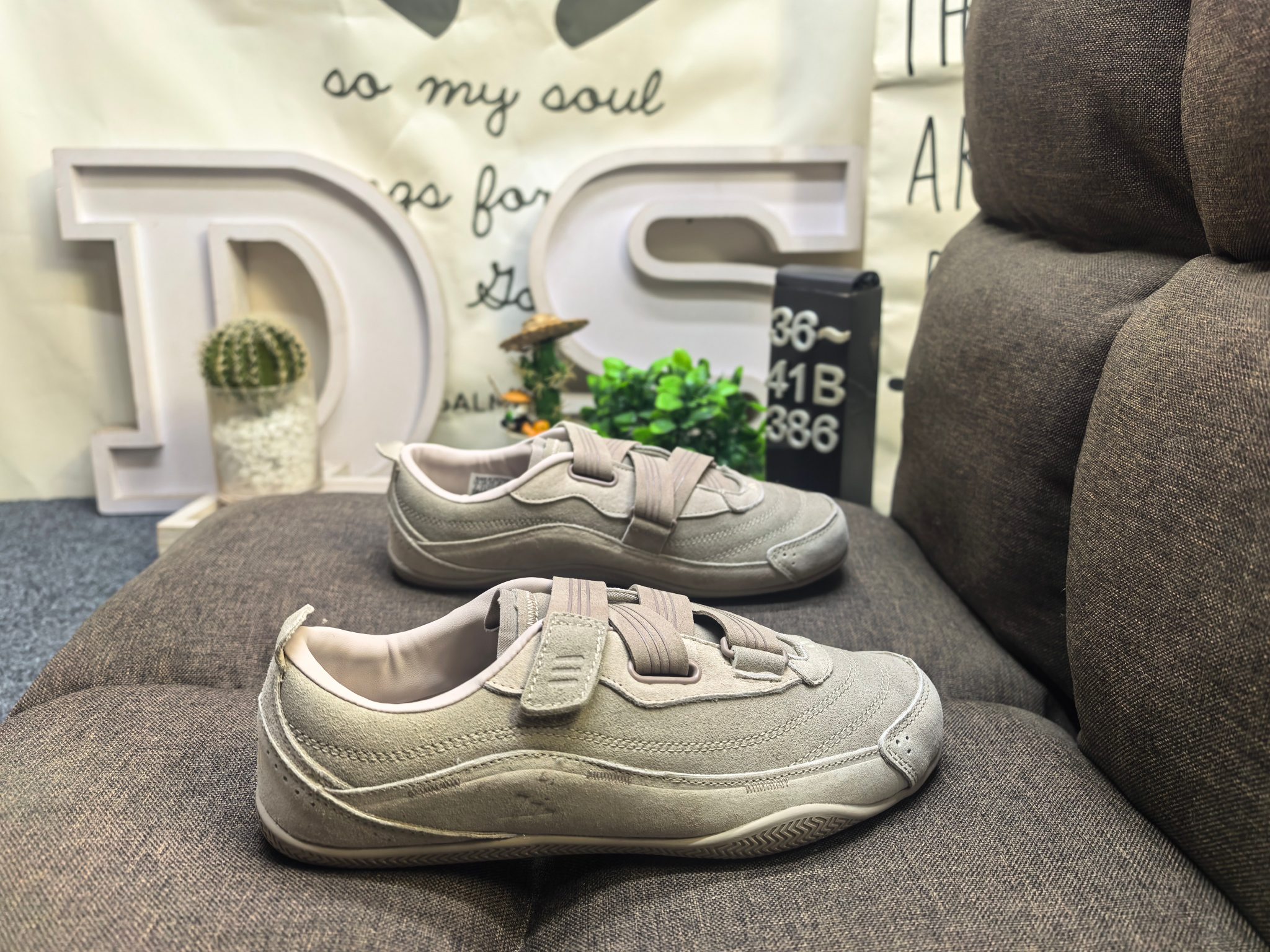 💰120
女鞋36-41码(带半码)
Adidas URBAN REVERIE 复古单品
冠军经典德训鞋型,运用简洁的色彩搭配,简约休闲。以80年代经典复古鞋形体为篮本,整体造型干练又释放出百搭的复古格调,大底花纹CHAMPION文化中的常春藤为灵感,能清楚的看到叶子的形状以及藤曼的环绕,体现了品牌深厚的历史文化底蕴。麂皮、皮革面料的拼接赋予鞋款丰富的视觉层次,鞋侧身大LOGO采用电绣包边工艺,鞋舌结合时下流行的足球袋盖元素搭配CHAMPION草写字体,同时可拆卸
「FOS机能薄底鞋」
三条纹绑带设计,机能&芭蕾美学对撞
🩰质感加分,麂皮反毛,时髦实穿
🩰清冷感配色,以低饱和适配夏日多场景
雾感粉
DS-386D