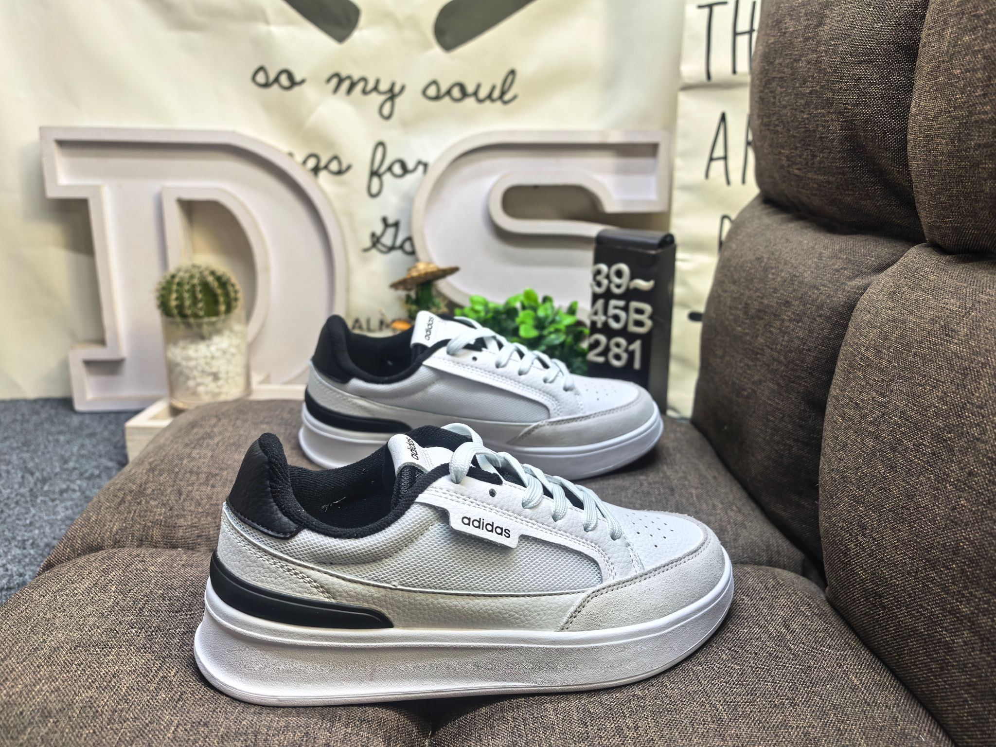 💰115
男鞋39-45码（带半码）
阿迪达斯 （adidas） 奢侈品送礼男士ASPYRE休闲鞋复古 简约百搭 轻便舒适 防滑耐磨 运动休闲鞋。透气性‌：ASPYRE休闲鞋采用网孔设计，具有良好的透气性，适合在春夏季节穿着，不会感到闷热‌。‌颜色选择‌：这款鞋有多种颜色可选，包括白色、黑色等，适合不同场合和搭配需求‌。‌增高效果‌：鞋底设计能够增高几厘米，适合想要增高效果的消费者‌。‌日常穿搭‌：ASPYRE休闲鞋适合日常穿搭，无论是搭配牛仔裤还是休闲裤都能展现出时尚感‌。‌运动休闲‌：由于其舒适度和透气性，也非常适合进行轻松的户外活动或散步。 
DS-281D