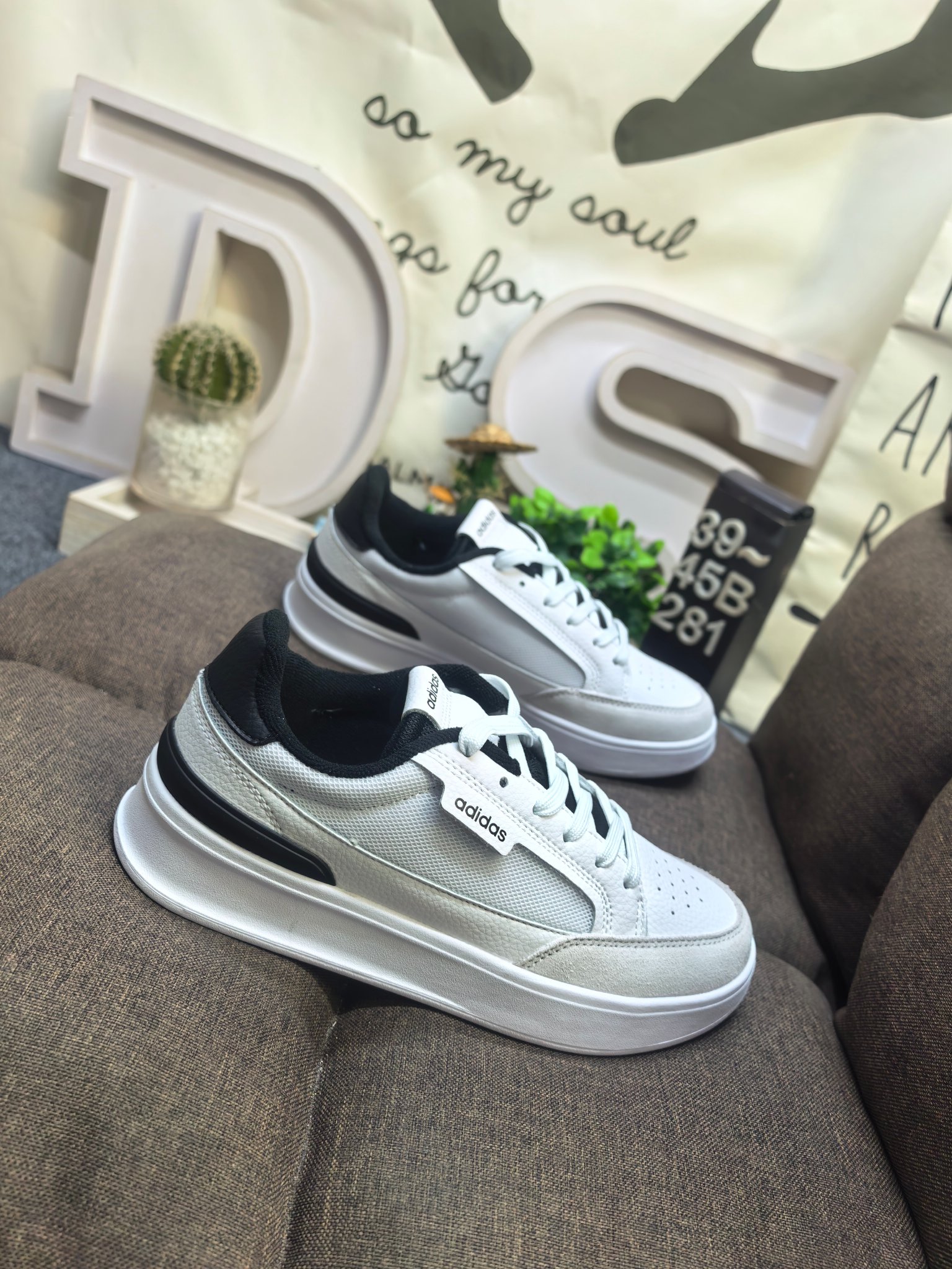 🈴💰115
男鞋39-45码（带半码）
阿迪达斯 （adidas） 奢侈品送礼男士ASPYRE休闲鞋复古 简约百搭 轻便舒适 防滑耐磨 运动休闲鞋。透气性‌：ASPYRE休闲鞋采用网孔设计，具有良好的透气性，适合在春夏季节穿着，不会感到闷热‌。‌颜色选择‌：这款鞋有多种颜色可选，包括白色、黑色等，适合不同场合和搭配需求‌。‌增高效果‌：鞋底设计能够增高几厘米，适合想要增高效果的消费者‌。‌日常穿搭‌：ASPYRE休闲鞋适合日常穿搭，无论是搭配牛仔裤还是休闲裤都能展现出时尚感‌。‌运动休闲‌：由于其舒适度和透气性，也非常适合进行轻松的户外活动或散步。 
DS-281D