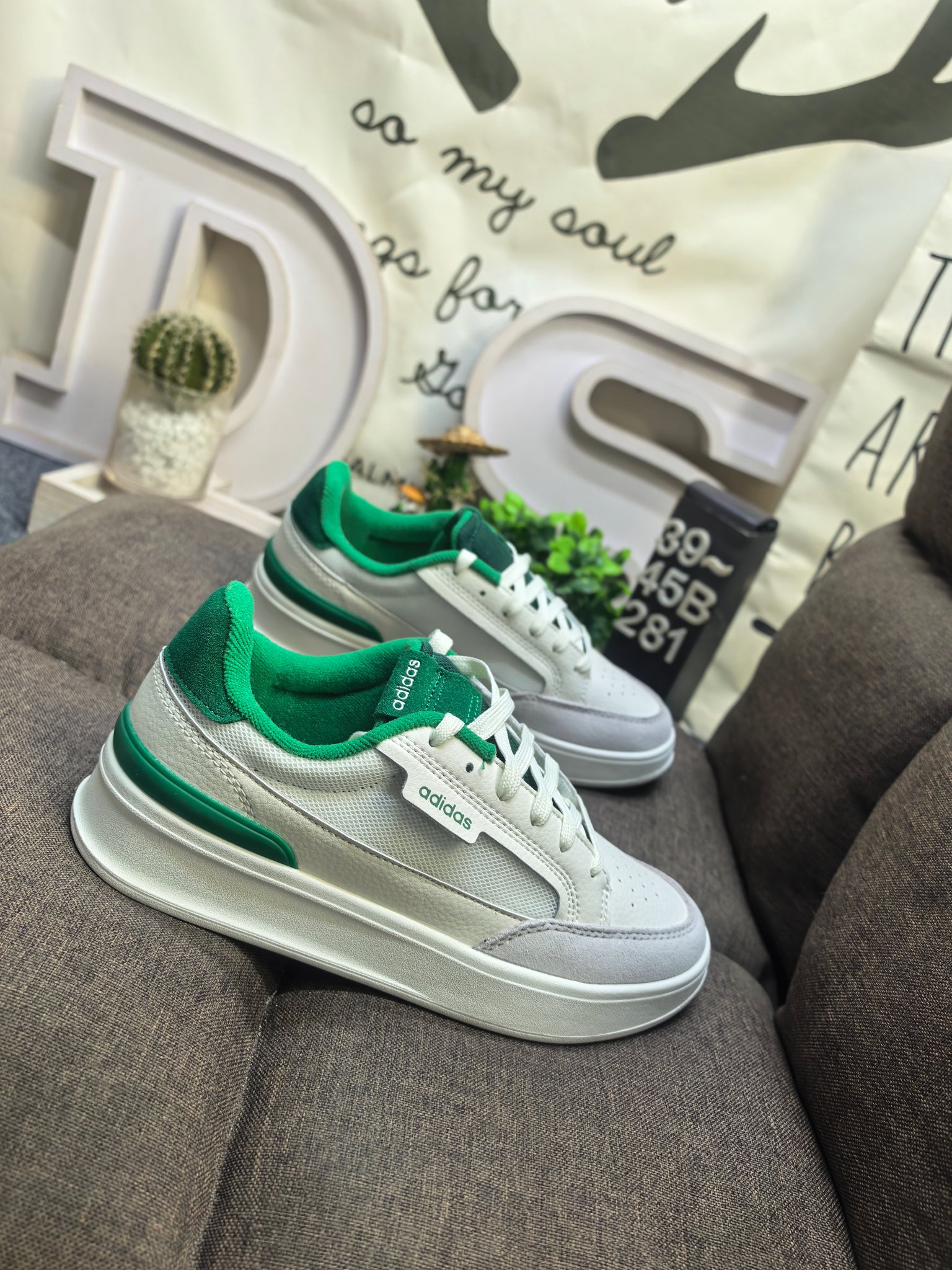 🈴💰115
男鞋39-45码（带半码）
阿迪达斯 （adidas） 奢侈品送礼男士ASPYRE休闲鞋复古 简约百搭 轻便舒适 防滑耐磨 运动休闲鞋。透气性‌：ASPYRE休闲鞋采用网孔设计，具有良好的透气性，适合在春夏季节穿着，不会感到闷热‌。‌颜色选择‌：这款鞋有多种颜色可选，包括白色、黑色等，适合不同场合和搭配需求‌。‌增高效果‌：鞋底设计能够增高几厘米，适合想要增高效果的消费者‌。‌日常穿搭‌：ASPYRE休闲鞋适合日常穿搭，无论是搭配牛仔裤还是休闲裤都能展现出时尚感‌。‌运动休闲‌：由于其舒适度和透气性，也非常适合进行轻松的户外活动或散步。 
DS-281D