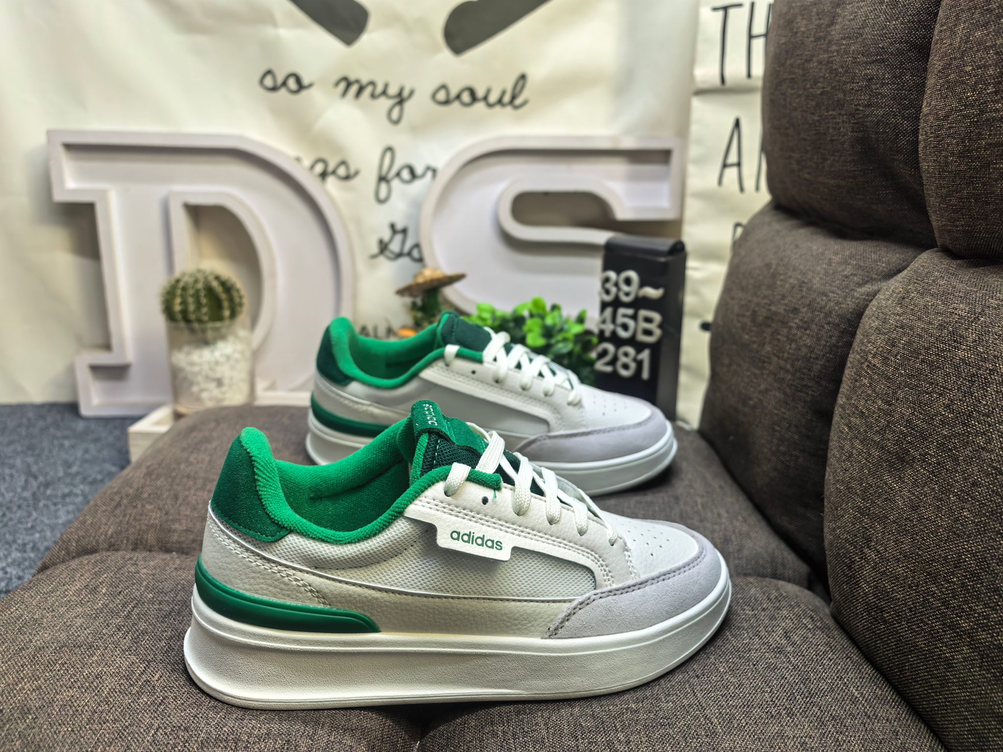 💰115
男鞋39-45码（带半码）
阿迪达斯 （adidas） 奢侈品送礼男士ASPYRE休闲鞋复古 简约百搭 轻便舒适 防滑耐磨 运动休闲鞋。透气性‌：ASPYRE休闲鞋采用网孔设计，具有良好的透气性，适合在春夏季节穿着，不会感到闷热‌。‌颜色选择‌：这款鞋有多种颜色可选，包括白色、黑色等，适合不同场合和搭配需求‌。‌增高效果‌：鞋底设计能够增高几厘米，适合想要增高效果的消费者‌。‌日常穿搭‌：ASPYRE休闲鞋适合日常穿搭，无论是搭配牛仔裤还是休闲裤都能展现出时尚感‌。‌运动休闲‌：由于其舒适度和透气性，也非常适合进行轻松的户外活动或散步。 
DS-281D