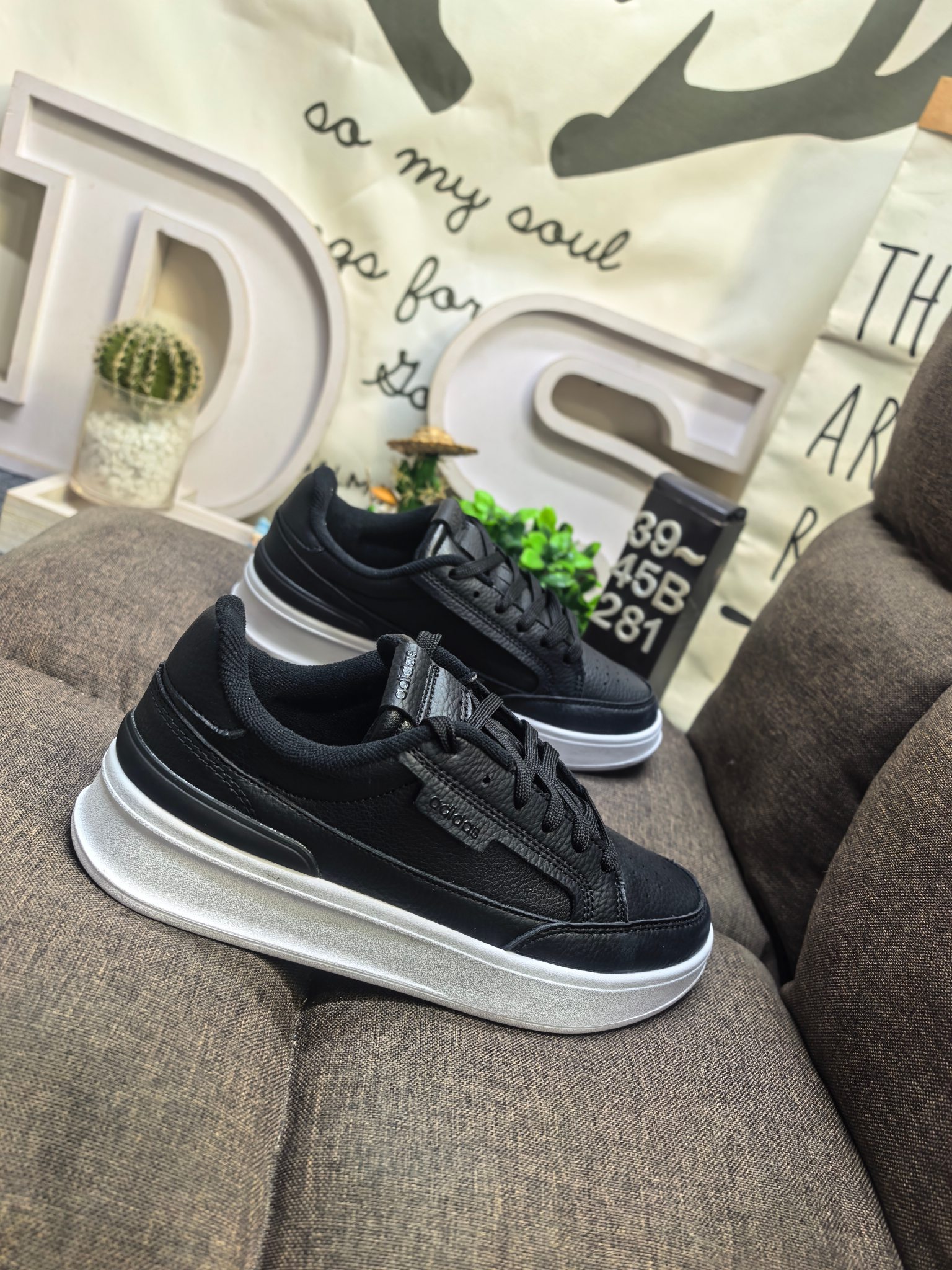 🈴💰115
男鞋39-45码（带半码）
阿迪达斯 （adidas） 奢侈品送礼男士ASPYRE休闲鞋复古 简约百搭 轻便舒适 防滑耐磨 运动休闲鞋。透气性‌：ASPYRE休闲鞋采用网孔设计，具有良好的透气性，适合在春夏季节穿着，不会感到闷热‌。‌颜色选择‌：这款鞋有多种颜色可选，包括白色、黑色等，适合不同场合和搭配需求‌。‌增高效果‌：鞋底设计能够增高几厘米，适合想要增高效果的消费者‌。‌日常穿搭‌：ASPYRE休闲鞋适合日常穿搭，无论是搭配牛仔裤还是休闲裤都能展现出时尚感‌。‌运动休闲‌：由于其舒适度和透气性，也非常适合进行轻松的户外活动或散步。 
DS-281D