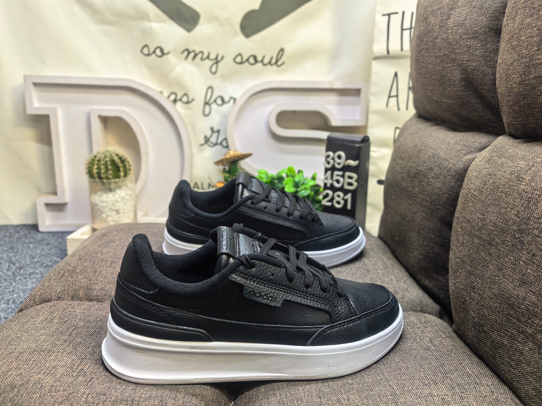 💰115
男鞋39-45码（带半码）
阿迪达斯 （adidas） 奢侈品送礼男士ASPYRE休闲鞋复古 简约百搭 轻便舒适 防滑耐磨 运动休闲鞋。透气性‌：ASPYRE休闲鞋采用网孔设计，具有良好的透气性，适合在春夏季节穿着，不会感到闷热‌。‌颜色选择‌：这款鞋有多种颜色可选，包括白色、黑色等，适合不同场合和搭配需求‌。‌增高效果‌：鞋底设计能够增高几厘米，适合想要增高效果的消费者‌。‌日常穿搭‌：ASPYRE休闲鞋适合日常穿搭，无论是搭配牛仔裤还是休闲裤都能展现出时尚感‌。‌运动休闲‌：由于其舒适度和透气性，也非常适合进行轻松的户外活动或散步。 
DS-281D