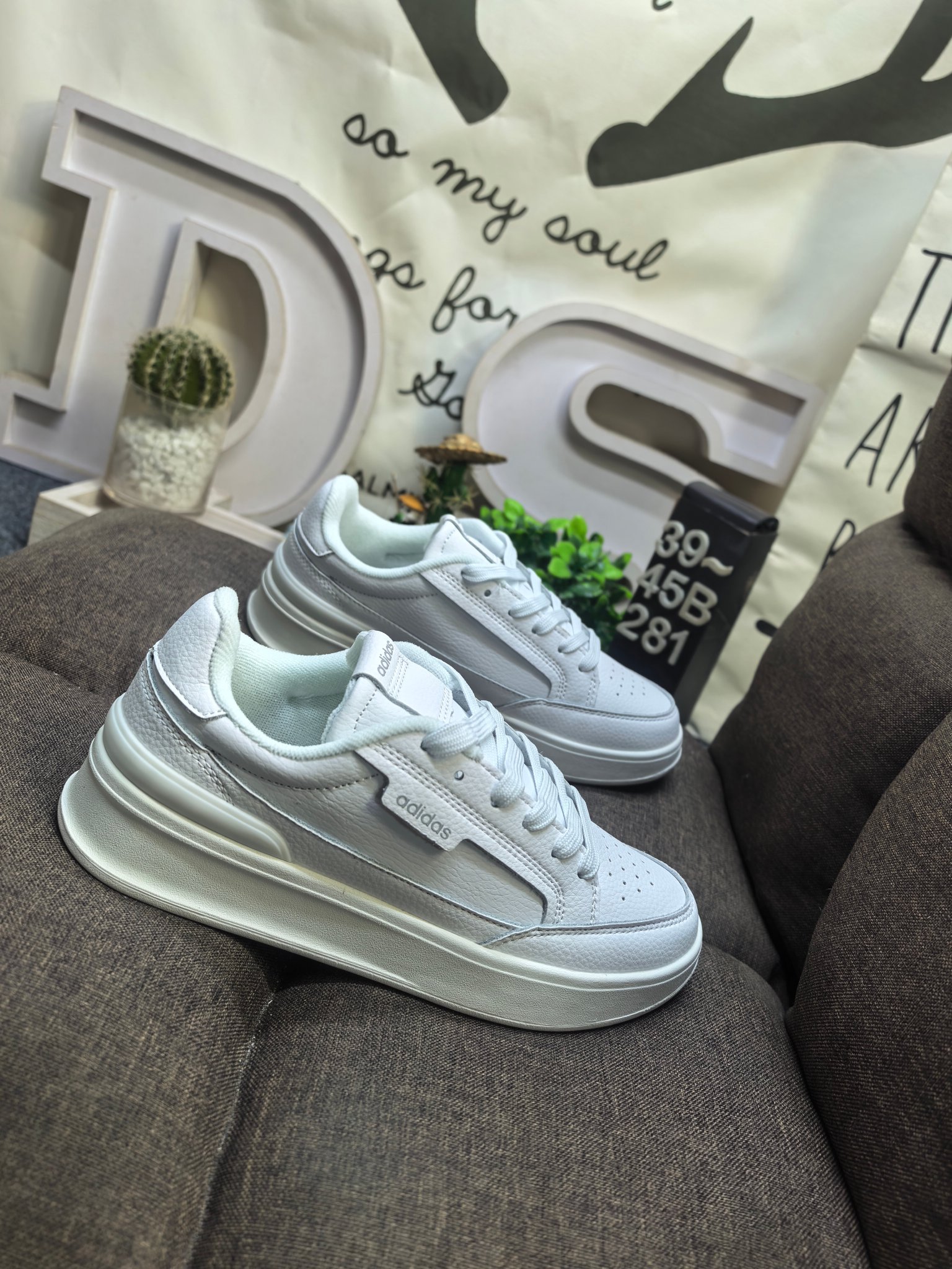 🈴💰115
男鞋39-45码（带半码）
阿迪达斯 （adidas） 奢侈品送礼男士ASPYRE休闲鞋复古 简约百搭 轻便舒适 防滑耐磨 运动休闲鞋。透气性‌：ASPYRE休闲鞋采用网孔设计，具有良好的透气性，适合在春夏季节穿着，不会感到闷热‌。‌颜色选择‌：这款鞋有多种颜色可选，包括白色、黑色等，适合不同场合和搭配需求‌。‌增高效果‌：鞋底设计能够增高几厘米，适合想要增高效果的消费者‌。‌日常穿搭‌：ASPYRE休闲鞋适合日常穿搭，无论是搭配牛仔裤还是休闲裤都能展现出时尚感‌。‌运动休闲‌：由于其舒适度和透气性，也非常适合进行轻松的户外活动或散步。 
DS-281D