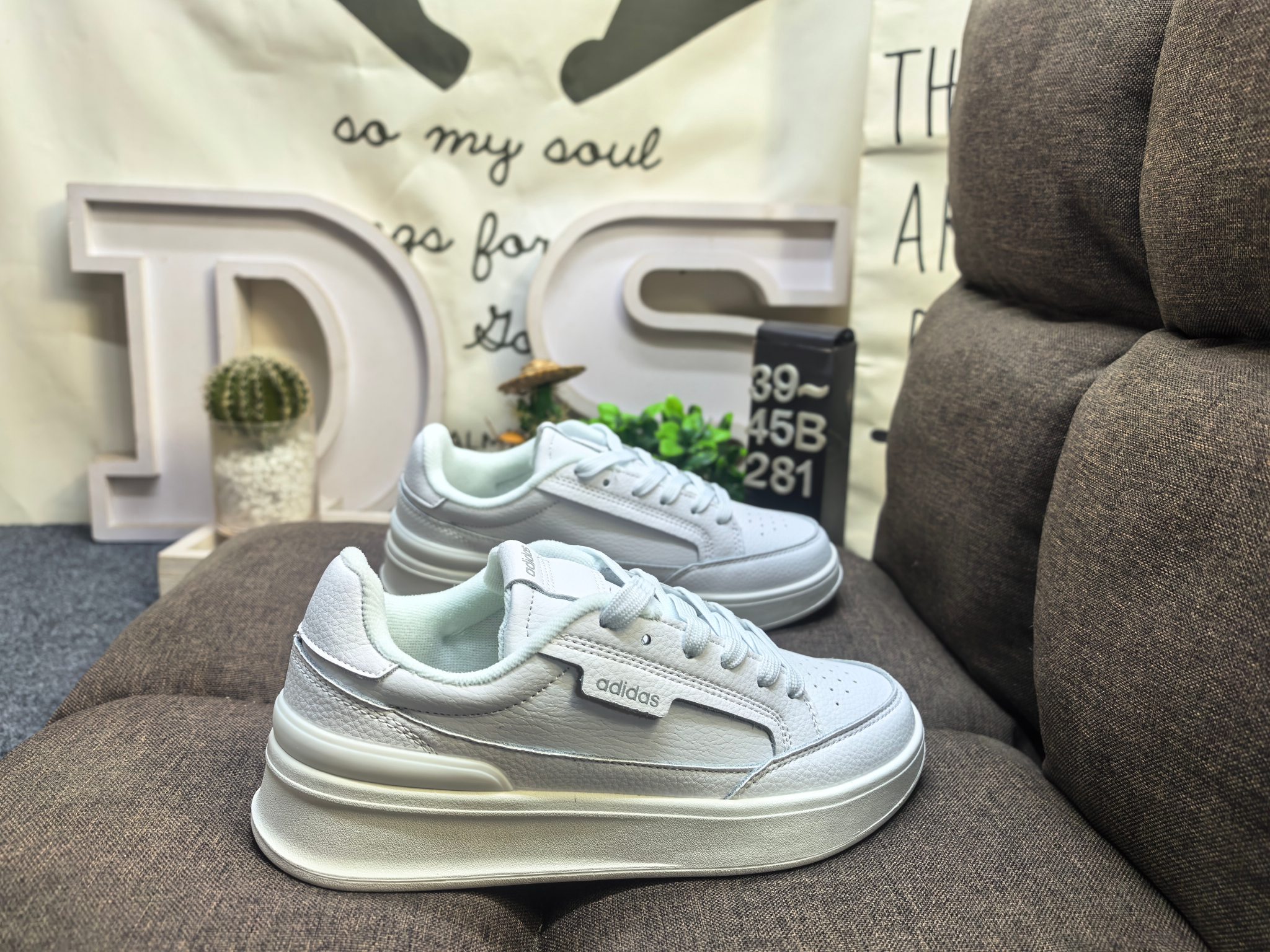 💰115
男鞋39-45码（带半码）
阿迪达斯 （adidas） 奢侈品送礼男士ASPYRE休闲鞋复古 简约百搭 轻便舒适 防滑耐磨 运动休闲鞋。透气性‌：ASPYRE休闲鞋采用网孔设计，具有良好的透气性，适合在春夏季节穿着，不会感到闷热‌。‌颜色选择‌：这款鞋有多种颜色可选，包括白色、黑色等，适合不同场合和搭配需求‌。‌增高效果‌：鞋底设计能够增高几厘米，适合想要增高效果的消费者‌。‌日常穿搭‌：ASPYRE休闲鞋适合日常穿搭，无论是搭配牛仔裤还是休闲裤都能展现出时尚感‌。‌运动休闲‌：由于其舒适度和透气性，也非常适合进行轻松的户外活动或散步。 
DS-281D