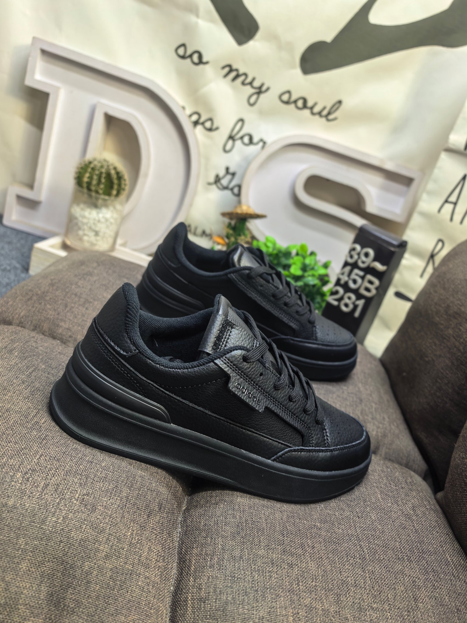 💰115
男鞋39-45码（带半码）
阿迪达斯 （adidas） 奢侈品送礼男士ASPYRE休闲鞋复古 简约百搭 轻便舒适 防滑耐磨 运动休闲鞋。透气性‌：ASPYRE休闲鞋采用网孔设计，具有良好的透气性，适合在春夏季节穿着，不会感到闷热‌。‌颜色选择‌：这款鞋有多种颜色可选，包括白色、黑色等，适合不同场合和搭配需求‌。‌增高效果‌：鞋底设计能够增高几厘米，适合想要增高效果的消费者‌。‌日常穿搭‌：ASPYRE休闲鞋适合日常穿搭，无论是搭配牛仔裤还是休闲裤都能展现出时尚感‌。‌运动休闲‌：由于其舒适度和透气性，也非常适合进行轻松的户外活动或散步。 
DS-281D