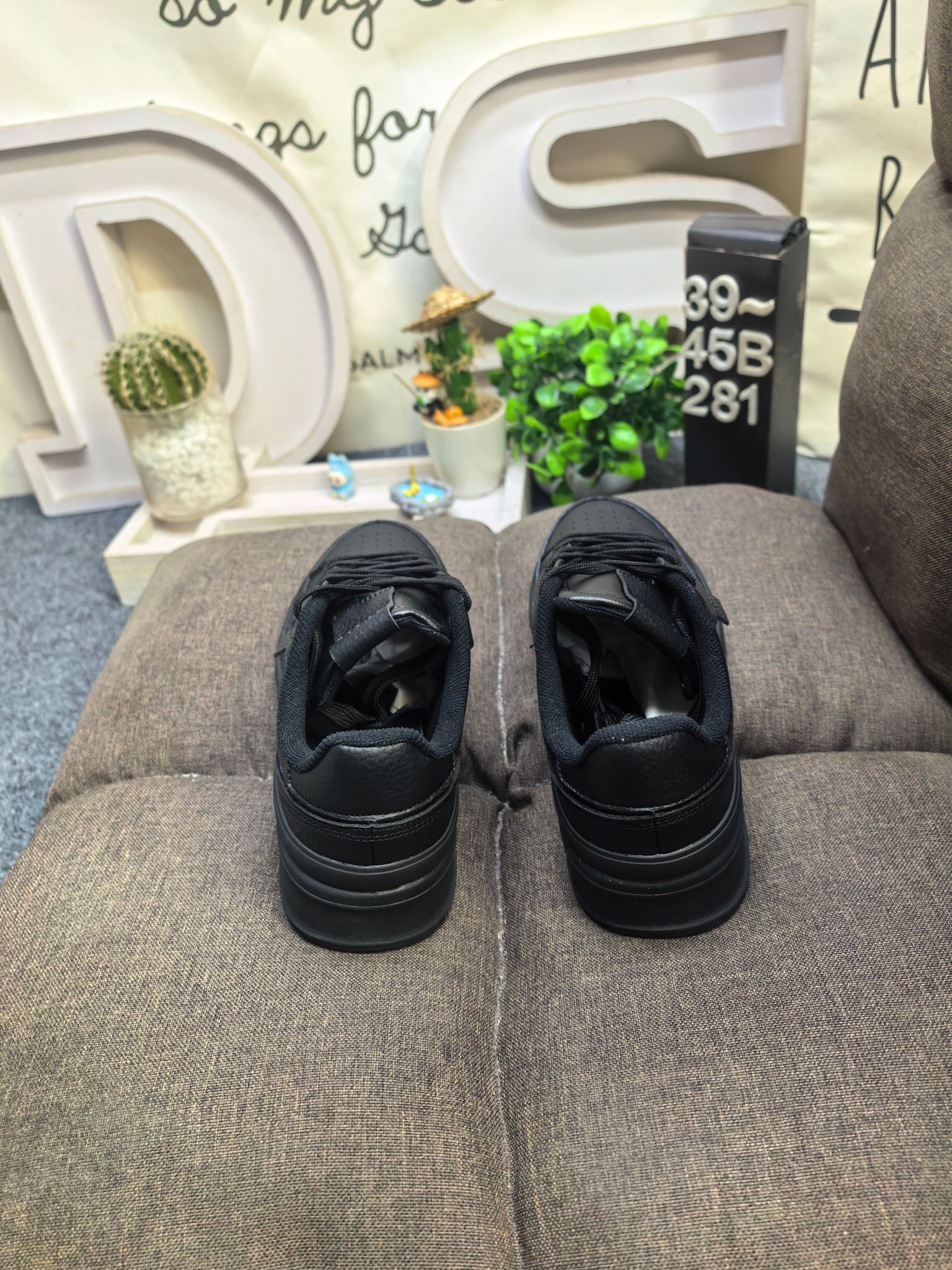 💰115
男鞋39-45码（带半码）
阿迪达斯 （adidas） 奢侈品送礼男士ASPYRE休闲鞋复古 简约百搭 轻便舒适 防滑耐磨 运动休闲鞋。透气性‌：ASPYRE休闲鞋采用网孔设计，具有良好的透气性，适合在春夏季节穿着，不会感到闷热‌。‌颜色选择‌：这款鞋有多种颜色可选，包括白色、黑色等，适合不同场合和搭配需求‌。‌增高效果‌：鞋底设计能够增高几厘米，适合想要增高效果的消费者‌。‌日常穿搭‌：ASPYRE休闲鞋适合日常穿搭，无论是搭配牛仔裤还是休闲裤都能展现出时尚感‌。‌运动休闲‌：由于其舒适度和透气性，也非常适合进行轻松的户外活动或散步。 
DS-281D