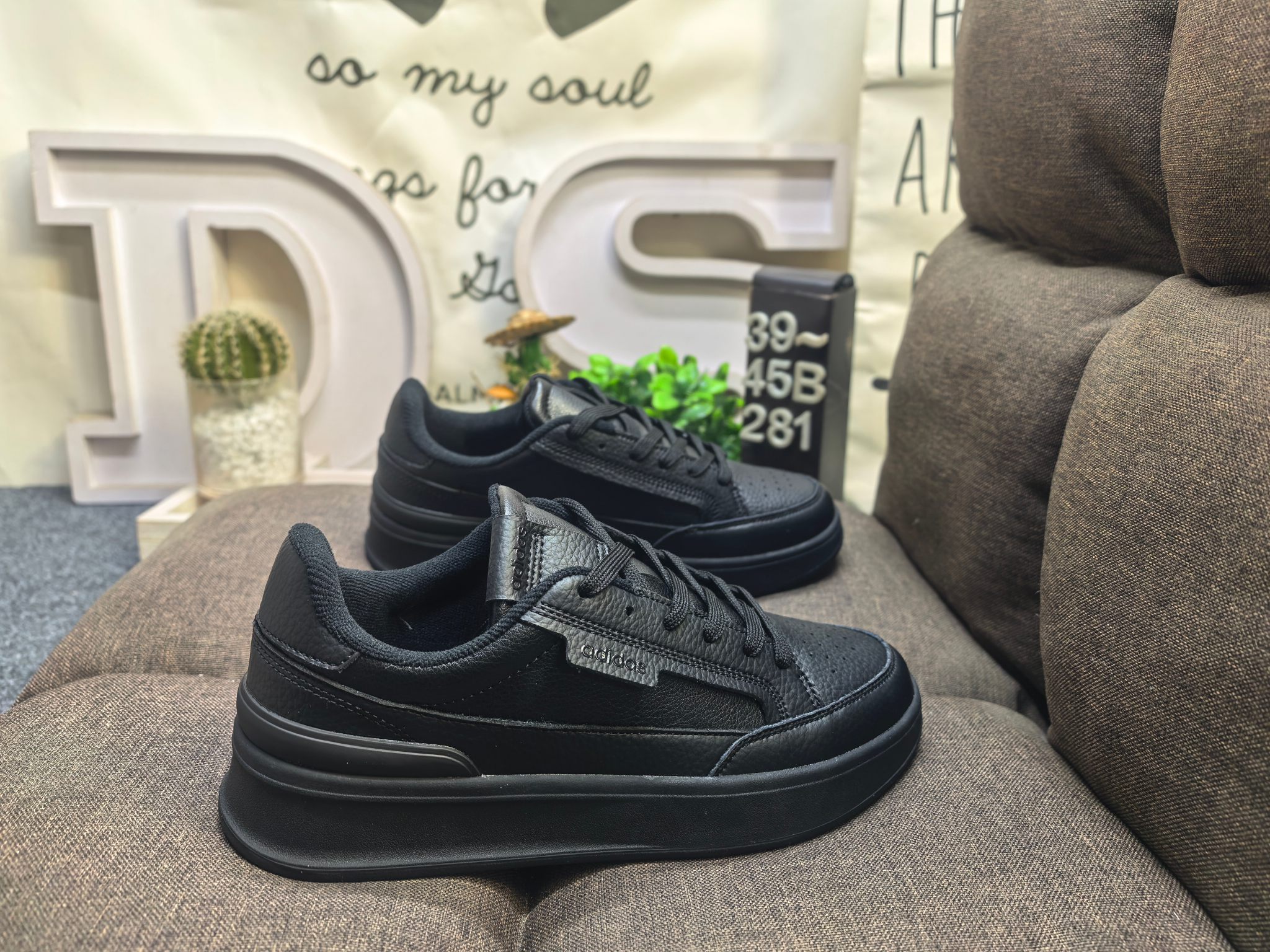 💰115
男鞋39-45码（带半码）
阿迪达斯 （adidas） 奢侈品送礼男士ASPYRE休闲鞋复古 简约百搭 轻便舒适 防滑耐磨 运动休闲鞋。透气性‌：ASPYRE休闲鞋采用网孔设计，具有良好的透气性，适合在春夏季节穿着，不会感到闷热‌。‌颜色选择‌：这款鞋有多种颜色可选，包括白色、黑色等，适合不同场合和搭配需求‌。‌增高效果‌：鞋底设计能够增高几厘米，适合想要增高效果的消费者‌。‌日常穿搭‌：ASPYRE休闲鞋适合日常穿搭，无论是搭配牛仔裤还是休闲裤都能展现出时尚感‌。‌运动休闲‌：由于其舒适度和透气性，也非常适合进行轻松的户外活动或散步。 
DS-281D