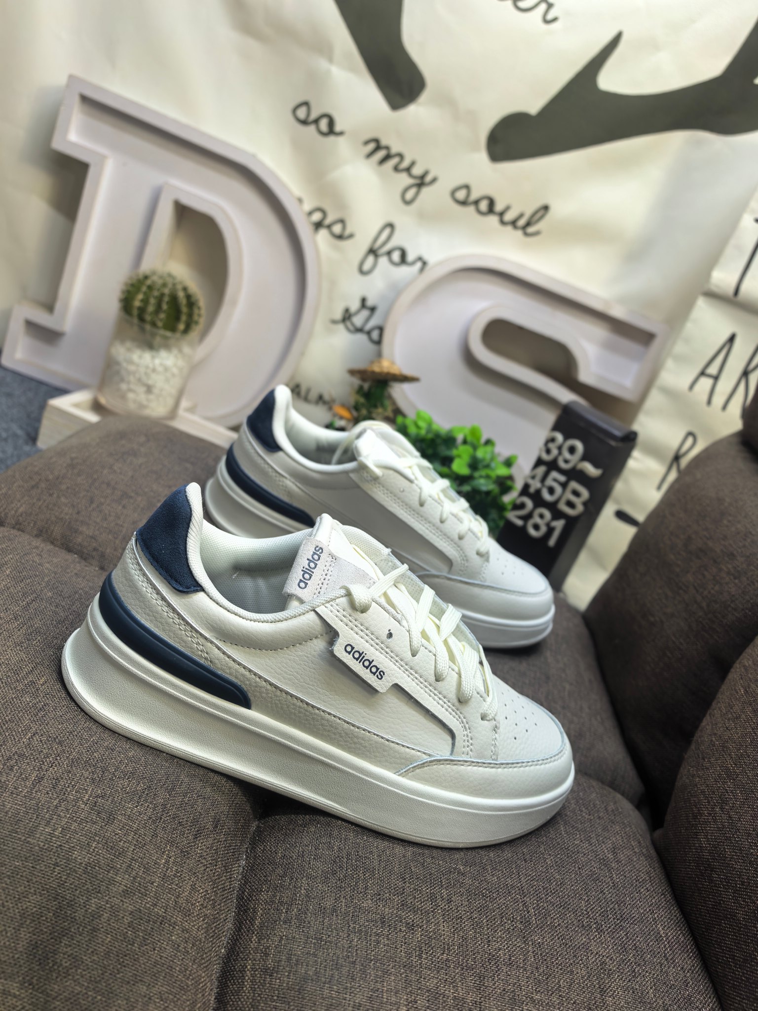 💰115
男鞋39-45码（带半码）
阿迪达斯 （adidas） 奢侈品送礼男士ASPYRE休闲鞋复古 简约百搭 轻便舒适 防滑耐磨 运动休闲鞋。透气性‌：ASPYRE休闲鞋采用网孔设计，具有良好的透气性，适合在春夏季节穿着，不会感到闷热‌。‌颜色选择‌：这款鞋有多种颜色可选，包括白色、黑色等，适合不同场合和搭配需求‌。‌增高效果‌：鞋底设计能够增高几厘米，适合想要增高效果的消费者‌。‌日常穿搭‌：ASPYRE休闲鞋适合日常穿搭，无论是搭配牛仔裤还是休闲裤都能展现出时尚感‌。‌运动休闲‌：由于其舒适度和透气性，也非常适合进行轻松的户外活动或散步。 
DS-281D