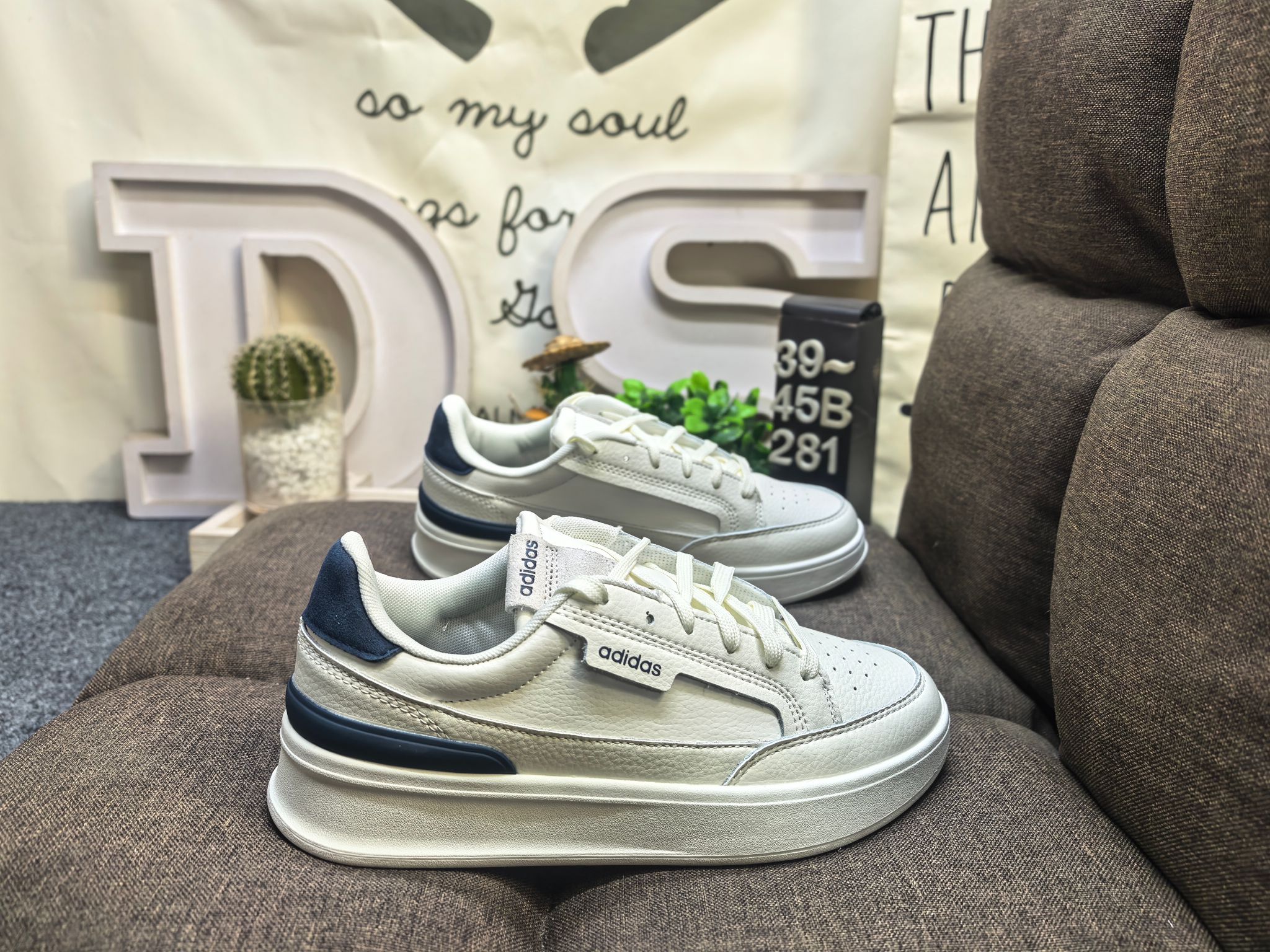 💰115
男鞋39-45码（带半码）
阿迪达斯 （adidas） 奢侈品送礼男士ASPYRE休闲鞋复古 简约百搭 轻便舒适 防滑耐磨 运动休闲鞋。透气性‌：ASPYRE休闲鞋采用网孔设计，具有良好的透气性，适合在春夏季节穿着，不会感到闷热‌。‌颜色选择‌：这款鞋有多种颜色可选，包括白色、黑色等，适合不同场合和搭配需求‌。‌增高效果‌：鞋底设计能够增高几厘米，适合想要增高效果的消费者‌。‌日常穿搭‌：ASPYRE休闲鞋适合日常穿搭，无论是搭配牛仔裤还是休闲裤都能展现出时尚感‌。‌运动休闲‌：由于其舒适度和透气性，也非常适合进行轻松的户外活动或散步。 
DS-281D