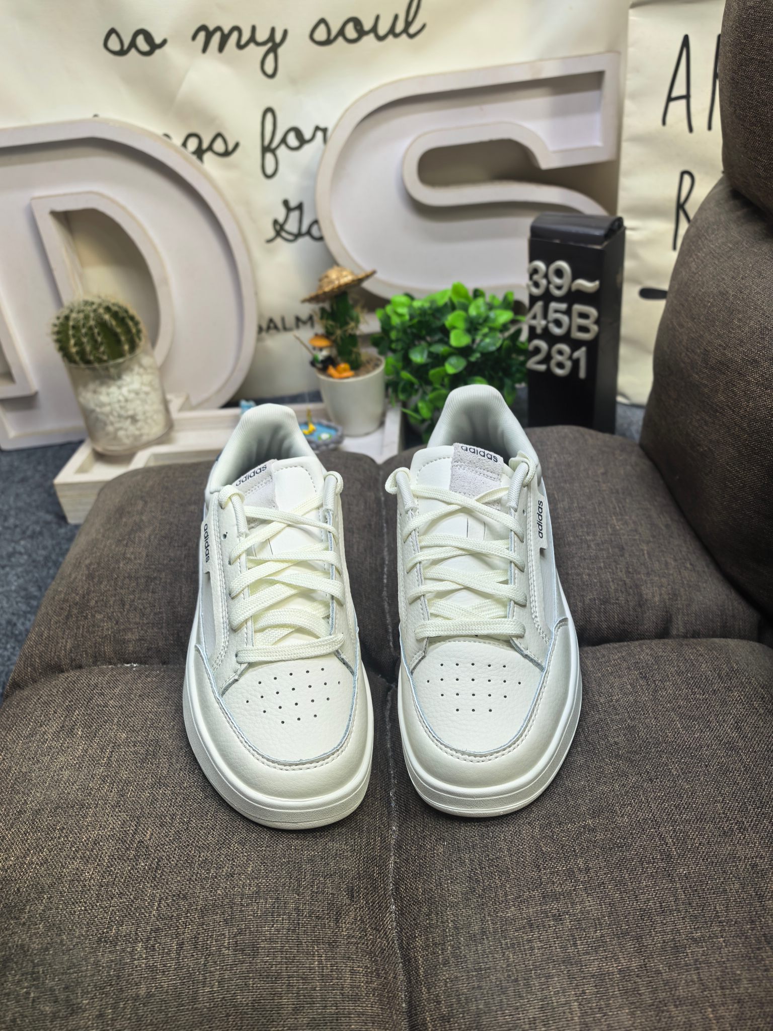 💰115
男鞋39-45码（带半码）
阿迪达斯 （adidas） 奢侈品送礼男士ASPYRE休闲鞋复古 简约百搭 轻便舒适 防滑耐磨 运动休闲鞋。透气性‌：ASPYRE休闲鞋采用网孔设计，具有良好的透气性，适合在春夏季节穿着，不会感到闷热‌。‌颜色选择‌：这款鞋有多种颜色可选，包括白色、黑色等，适合不同场合和搭配需求‌。‌增高效果‌：鞋底设计能够增高几厘米，适合想要增高效果的消费者‌。‌日常穿搭‌：ASPYRE休闲鞋适合日常穿搭，无论是搭配牛仔裤还是休闲裤都能展现出时尚感‌。‌运动休闲‌：由于其舒适度和透气性，也非常适合进行轻松的户外活动或散步。 
DS-281D