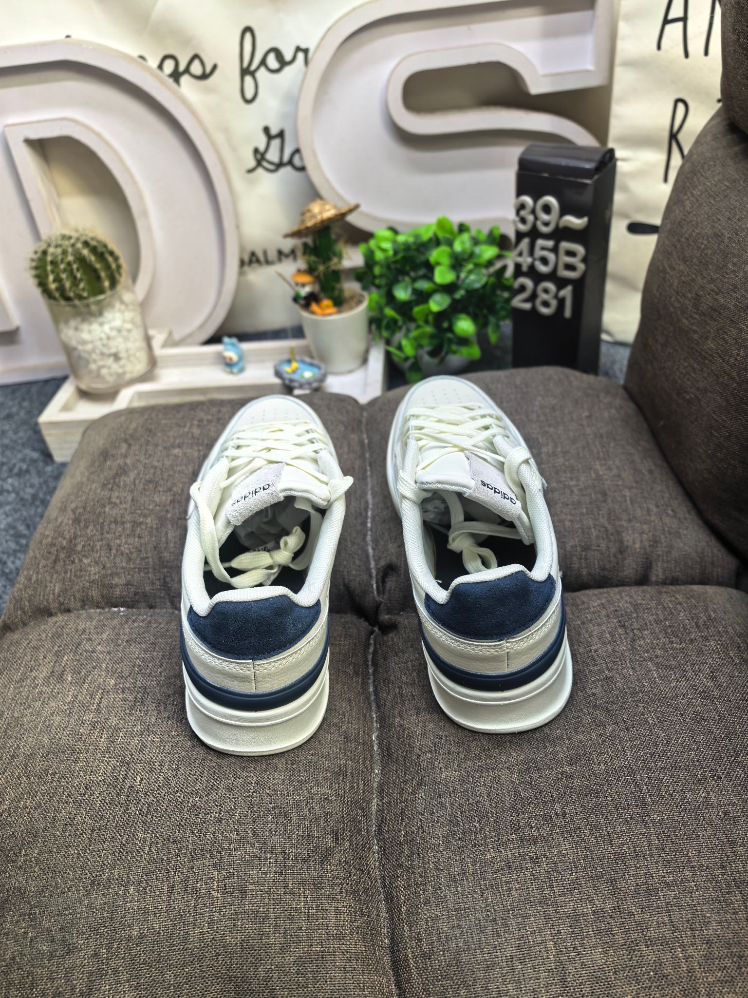 💰115
男鞋39-45码（带半码）
阿迪达斯 （adidas） 奢侈品送礼男士ASPYRE休闲鞋复古 简约百搭 轻便舒适 防滑耐磨 运动休闲鞋。透气性‌：ASPYRE休闲鞋采用网孔设计，具有良好的透气性，适合在春夏季节穿着，不会感到闷热‌。‌颜色选择‌：这款鞋有多种颜色可选，包括白色、黑色等，适合不同场合和搭配需求‌。‌增高效果‌：鞋底设计能够增高几厘米，适合想要增高效果的消费者‌。‌日常穿搭‌：ASPYRE休闲鞋适合日常穿搭，无论是搭配牛仔裤还是休闲裤都能展现出时尚感‌。‌运动休闲‌：由于其舒适度和透气性，也非常适合进行轻松的户外活动或散步。 
DS-281D