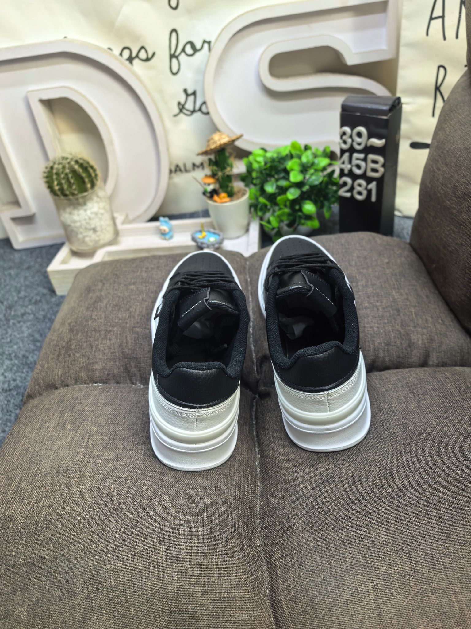 💰115
男鞋39-45码（带半码）
阿迪达斯 （adidas） 奢侈品送礼男士ASPYRE休闲鞋复古 简约百搭 轻便舒适 防滑耐磨 运动休闲鞋。透气性‌：ASPYRE休闲鞋采用网孔设计，具有良好的透气性，适合在春夏季节穿着，不会感到闷热‌。‌颜色选择‌：这款鞋有多种颜色可选，包括白色、黑色等，适合不同场合和搭配需求‌。‌增高效果‌：鞋底设计能够增高几厘米，适合想要增高效果的消费者‌。‌日常穿搭‌：ASPYRE休闲鞋适合日常穿搭，无论是搭配牛仔裤还是休闲裤都能展现出时尚感‌。‌运动休闲‌：由于其舒适度和透气性，也非常适合进行轻松的户外活动或散步。 
DS-281D