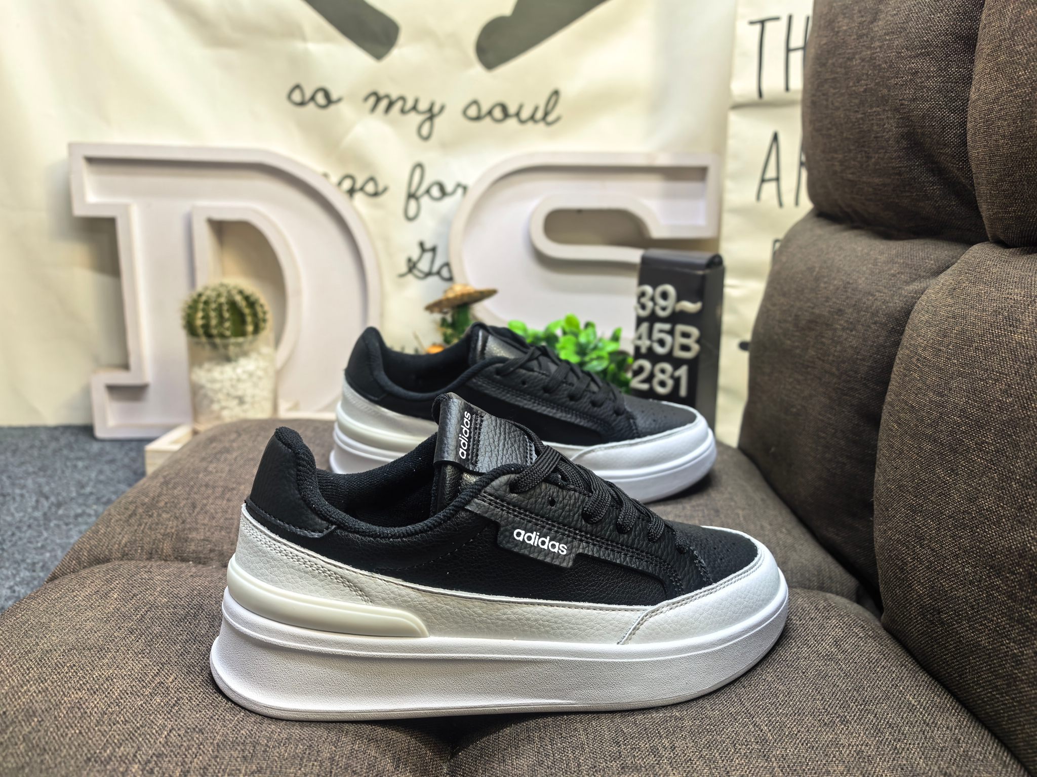 💰115
男鞋39-45码（带半码）
阿迪达斯 （adidas） 奢侈品送礼男士ASPYRE休闲鞋复古 简约百搭 轻便舒适 防滑耐磨 运动休闲鞋。透气性‌：ASPYRE休闲鞋采用网孔设计，具有良好的透气性，适合在春夏季节穿着，不会感到闷热‌。‌颜色选择‌：这款鞋有多种颜色可选，包括白色、黑色等，适合不同场合和搭配需求‌。‌增高效果‌：鞋底设计能够增高几厘米，适合想要增高效果的消费者‌。‌日常穿搭‌：ASPYRE休闲鞋适合日常穿搭，无论是搭配牛仔裤还是休闲裤都能展现出时尚感‌。‌运动休闲‌：由于其舒适度和透气性，也非常适合进行轻松的户外活动或散步。 
DS-281D