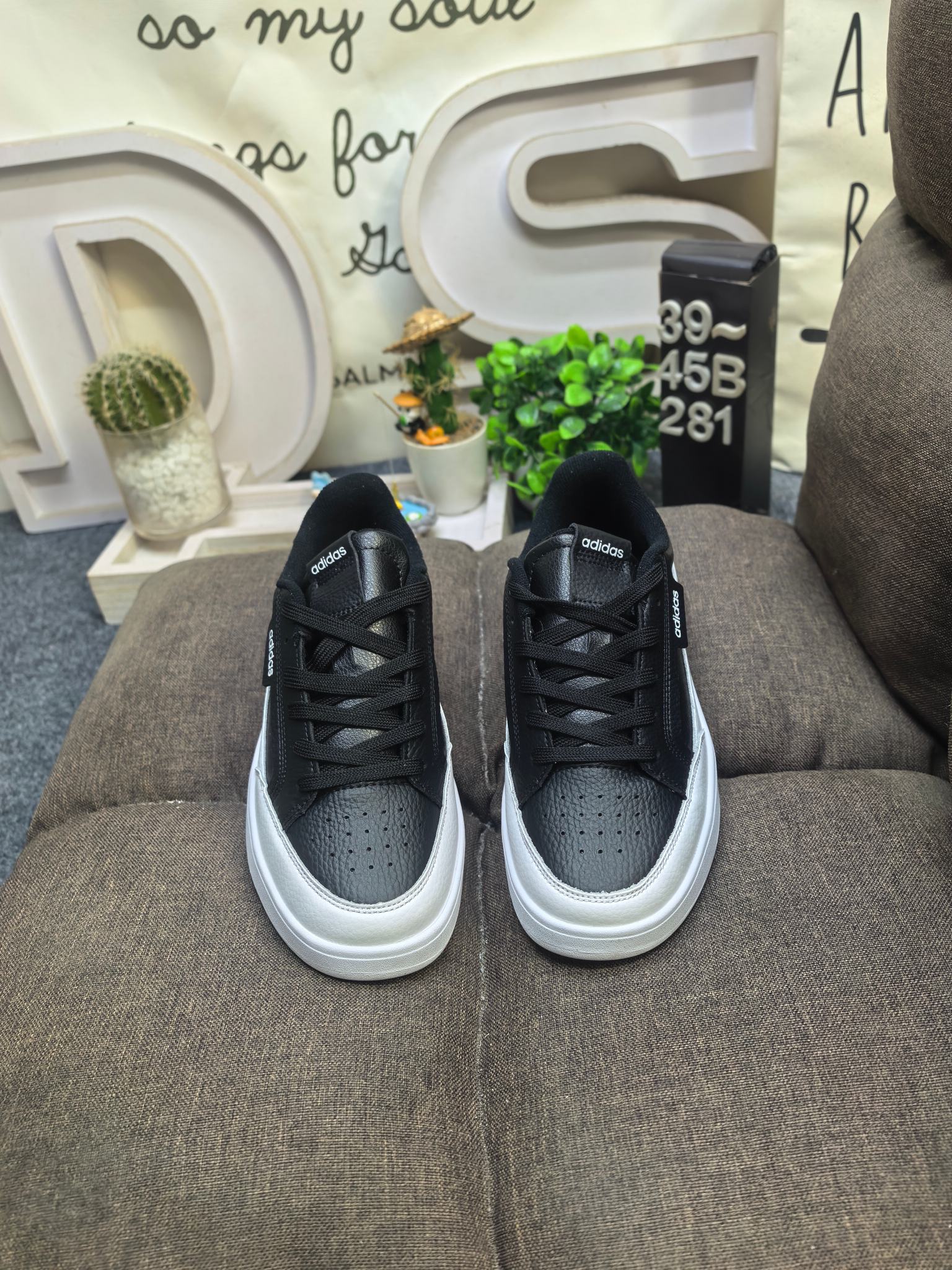 💰115
男鞋39-45码（带半码）
阿迪达斯 （adidas） 奢侈品送礼男士ASPYRE休闲鞋复古 简约百搭 轻便舒适 防滑耐磨 运动休闲鞋。透气性‌：ASPYRE休闲鞋采用网孔设计，具有良好的透气性，适合在春夏季节穿着，不会感到闷热‌。‌颜色选择‌：这款鞋有多种颜色可选，包括白色、黑色等，适合不同场合和搭配需求‌。‌增高效果‌：鞋底设计能够增高几厘米，适合想要增高效果的消费者‌。‌日常穿搭‌：ASPYRE休闲鞋适合日常穿搭，无论是搭配牛仔裤还是休闲裤都能展现出时尚感‌。‌运动休闲‌：由于其舒适度和透气性，也非常适合进行轻松的户外活动或散步。 
DS-281D