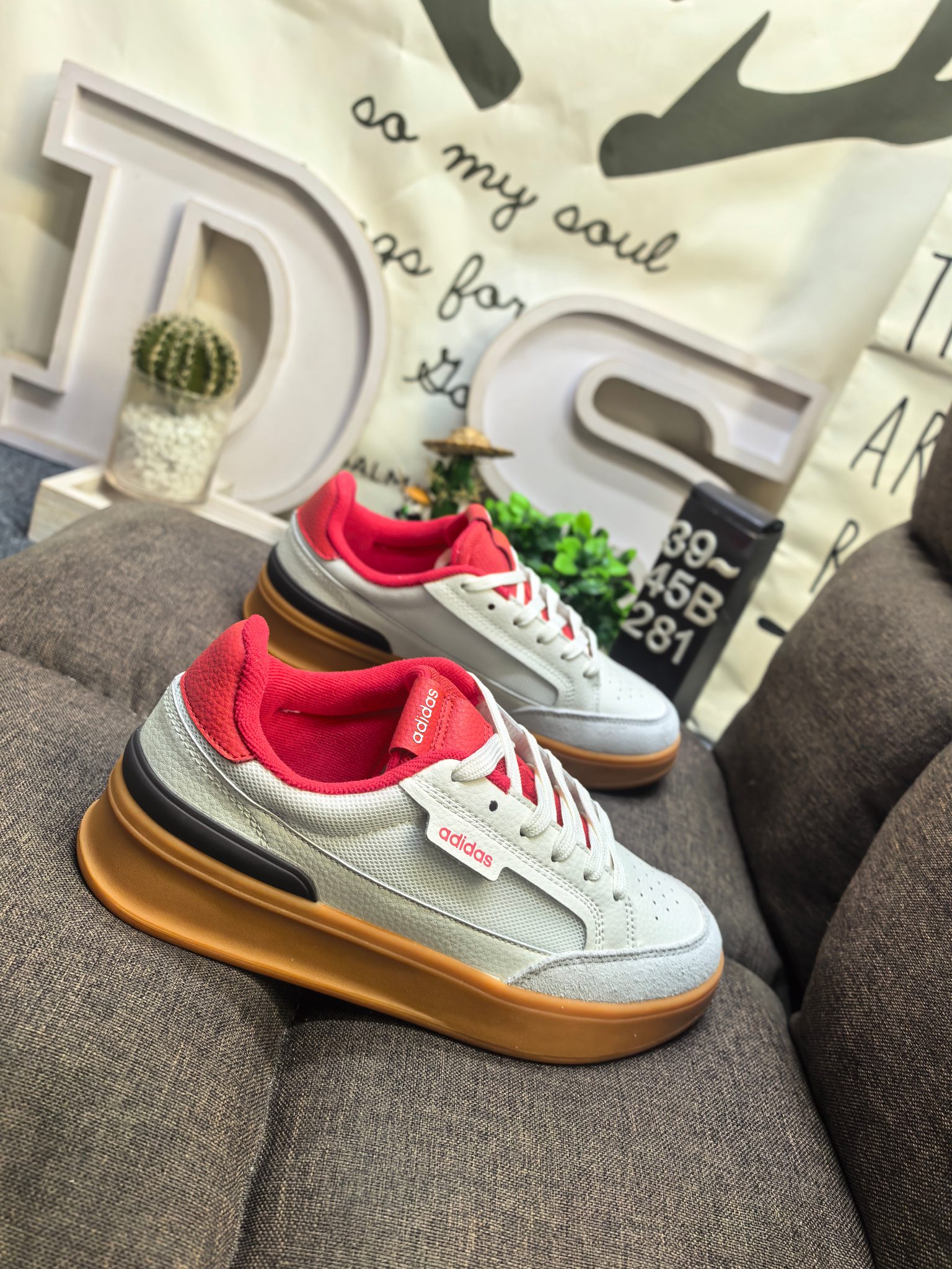 💰115
男鞋39-45码（带半码）
阿迪达斯 （adidas） 奢侈品送礼男士ASPYRE休闲鞋复古 简约百搭 轻便舒适 防滑耐磨 运动休闲鞋。透气性‌：ASPYRE休闲鞋采用网孔设计，具有良好的透气性，适合在春夏季节穿着，不会感到闷热‌。‌颜色选择‌：这款鞋有多种颜色可选，包括白色、黑色等，适合不同场合和搭配需求‌。‌增高效果‌：鞋底设计能够增高几厘米，适合想要增高效果的消费者‌。‌日常穿搭‌：ASPYRE休闲鞋适合日常穿搭，无论是搭配牛仔裤还是休闲裤都能展现出时尚感‌。‌运动休闲‌：由于其舒适度和透气性，也非常适合进行轻松的户外活动或散步。 
DS-281D