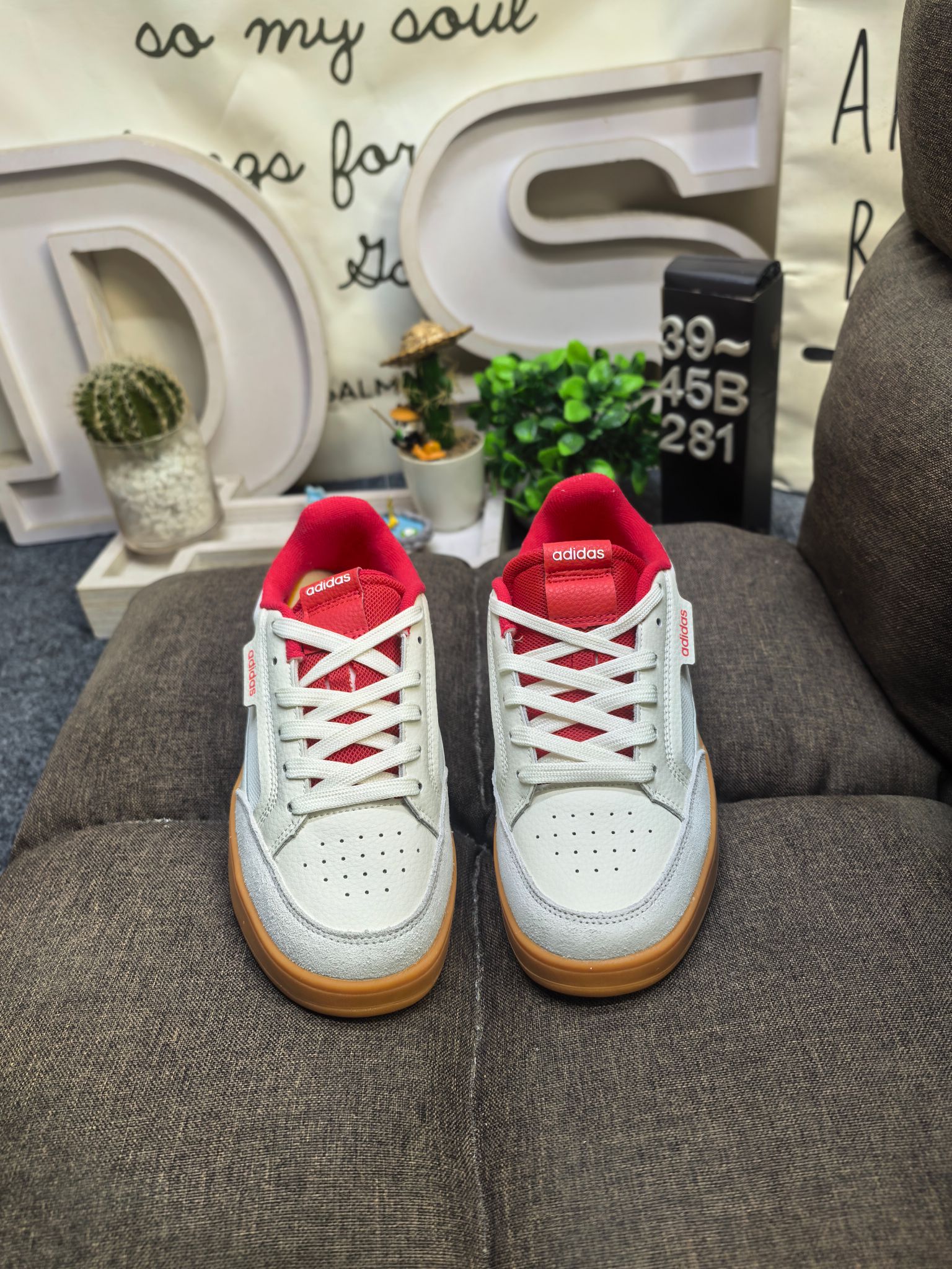 💰115
男鞋39-45码（带半码）
阿迪达斯 （adidas） 奢侈品送礼男士ASPYRE休闲鞋复古 简约百搭 轻便舒适 防滑耐磨 运动休闲鞋。透气性‌：ASPYRE休闲鞋采用网孔设计，具有良好的透气性，适合在春夏季节穿着，不会感到闷热‌。‌颜色选择‌：这款鞋有多种颜色可选，包括白色、黑色等，适合不同场合和搭配需求‌。‌增高效果‌：鞋底设计能够增高几厘米，适合想要增高效果的消费者‌。‌日常穿搭‌：ASPYRE休闲鞋适合日常穿搭，无论是搭配牛仔裤还是休闲裤都能展现出时尚感‌。‌运动休闲‌：由于其舒适度和透气性，也非常适合进行轻松的户外活动或散步。 
DS-281D