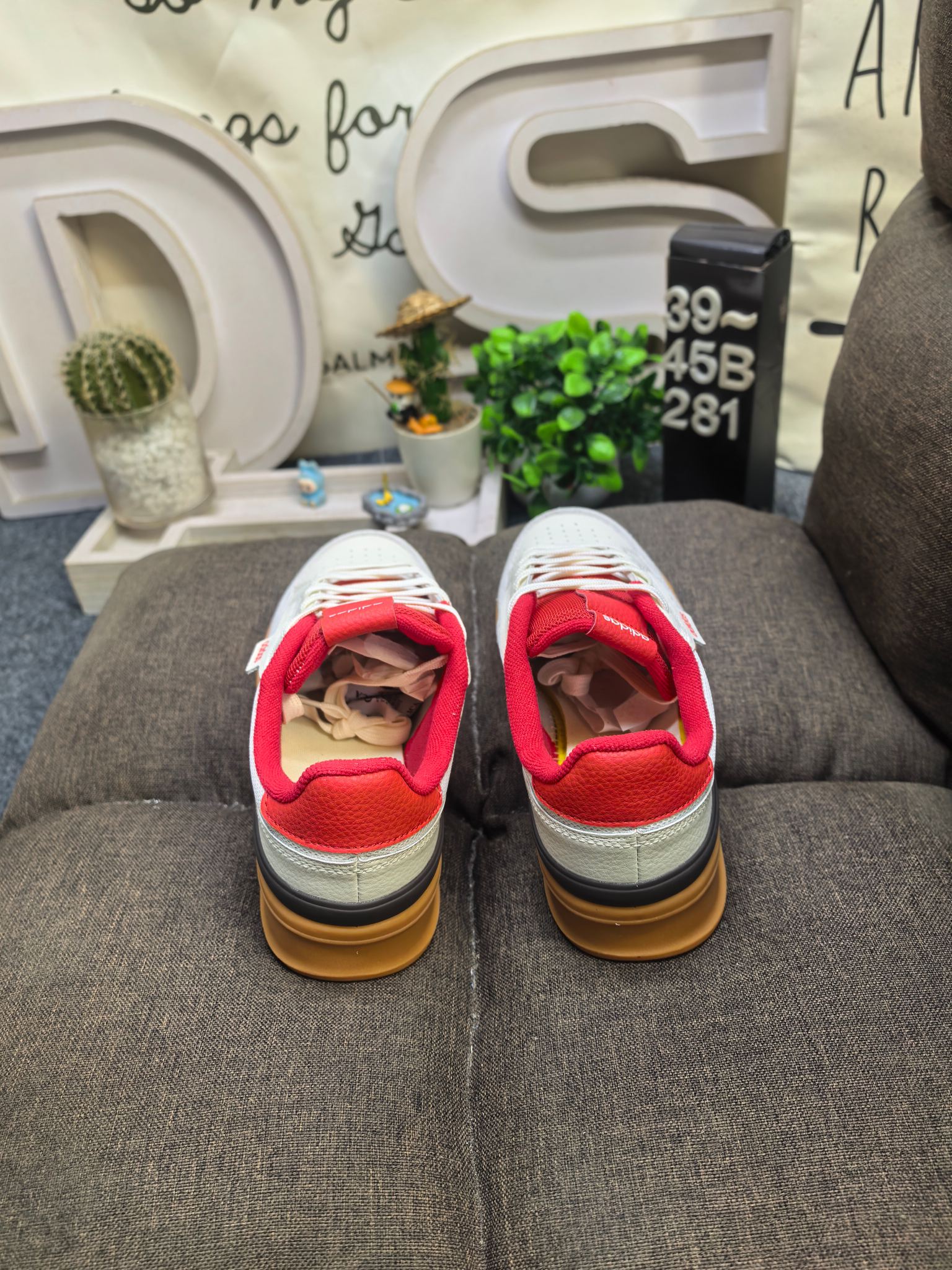 💰115
男鞋39-45码（带半码）
阿迪达斯 （adidas） 奢侈品送礼男士ASPYRE休闲鞋复古 简约百搭 轻便舒适 防滑耐磨 运动休闲鞋。透气性‌：ASPYRE休闲鞋采用网孔设计，具有良好的透气性，适合在春夏季节穿着，不会感到闷热‌。‌颜色选择‌：这款鞋有多种颜色可选，包括白色、黑色等，适合不同场合和搭配需求‌。‌增高效果‌：鞋底设计能够增高几厘米，适合想要增高效果的消费者‌。‌日常穿搭‌：ASPYRE休闲鞋适合日常穿搭，无论是搭配牛仔裤还是休闲裤都能展现出时尚感‌。‌运动休闲‌：由于其舒适度和透气性，也非常适合进行轻松的户外活动或散步。 
DS-281D